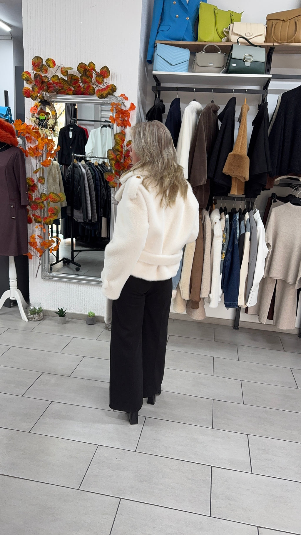 Haină scurtă din blană ecologică albă cu cordon