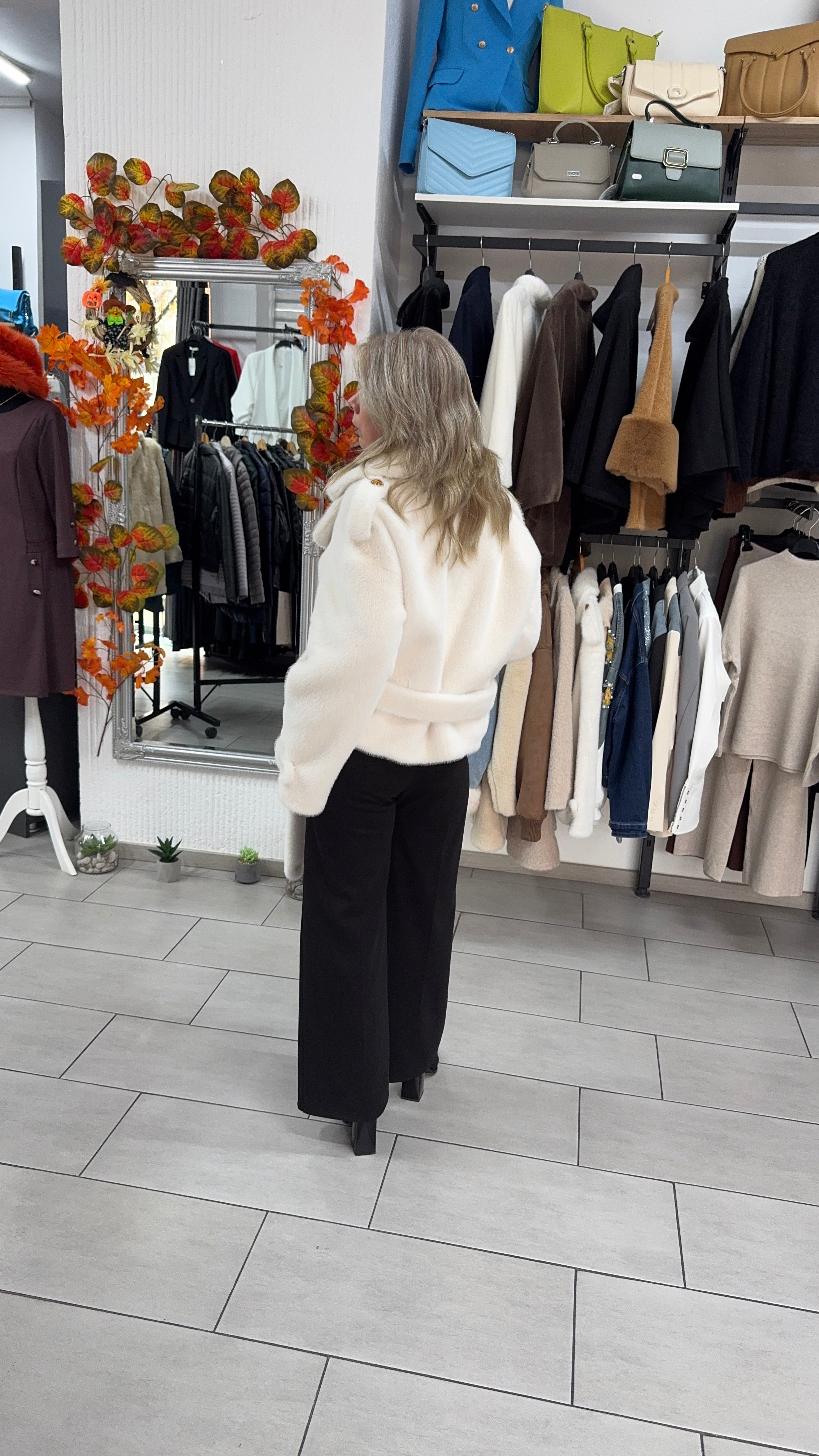 Haină scurtă din blană ecologică albă cu cordon