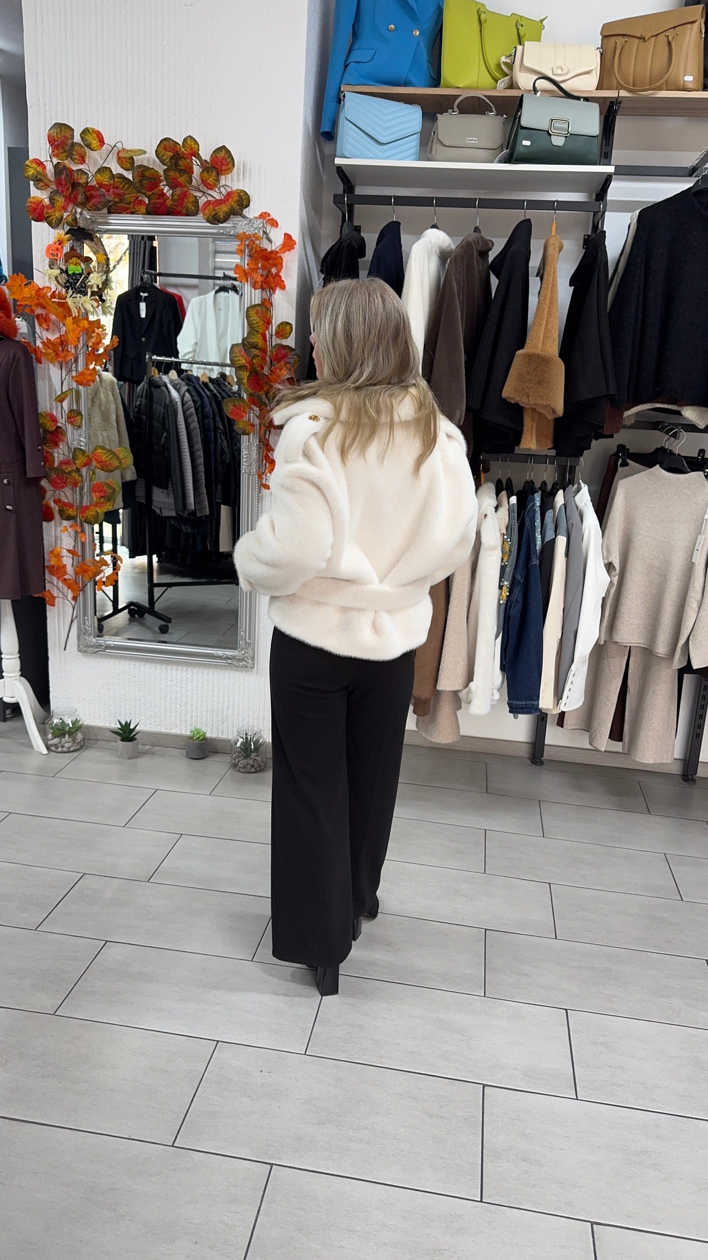 Haină scurtă din blană ecologică albă cu cordon