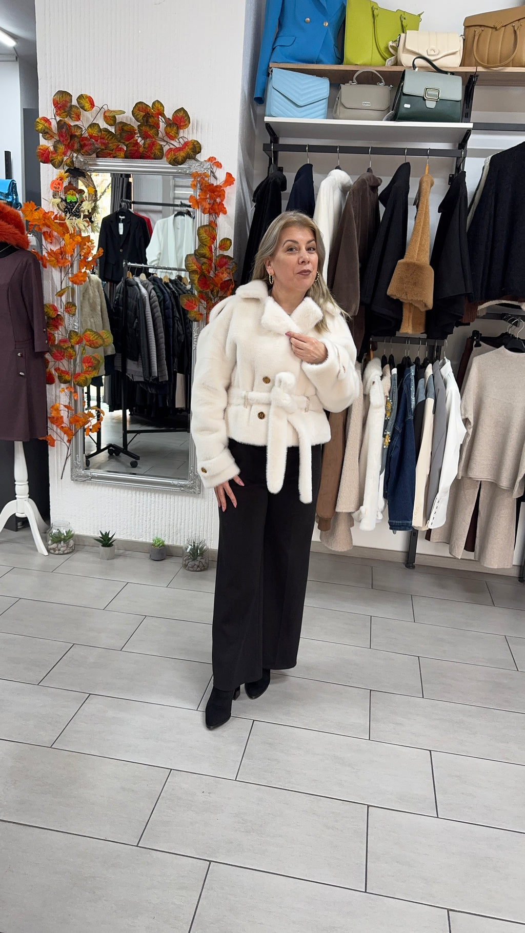 Haină scurtă din blană ecologică albă cu cordon