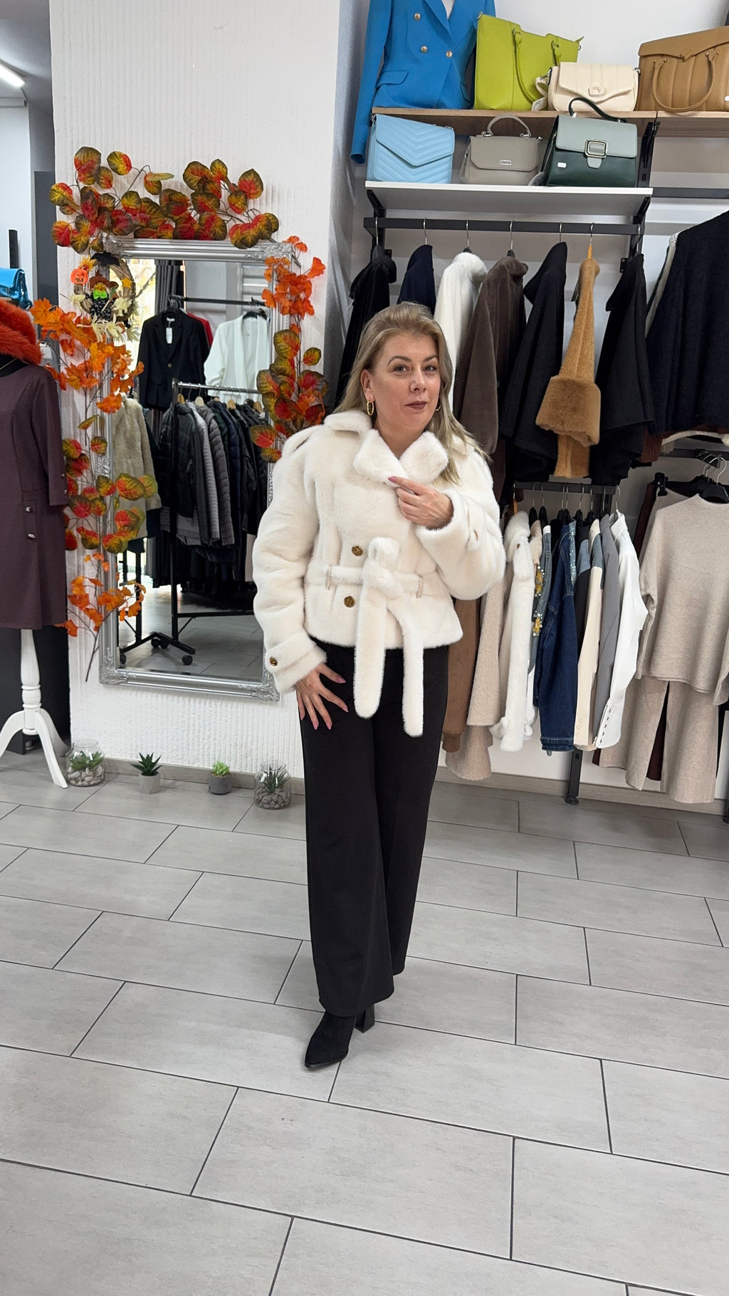 Haină scurtă din blană ecologică albă cu cordon