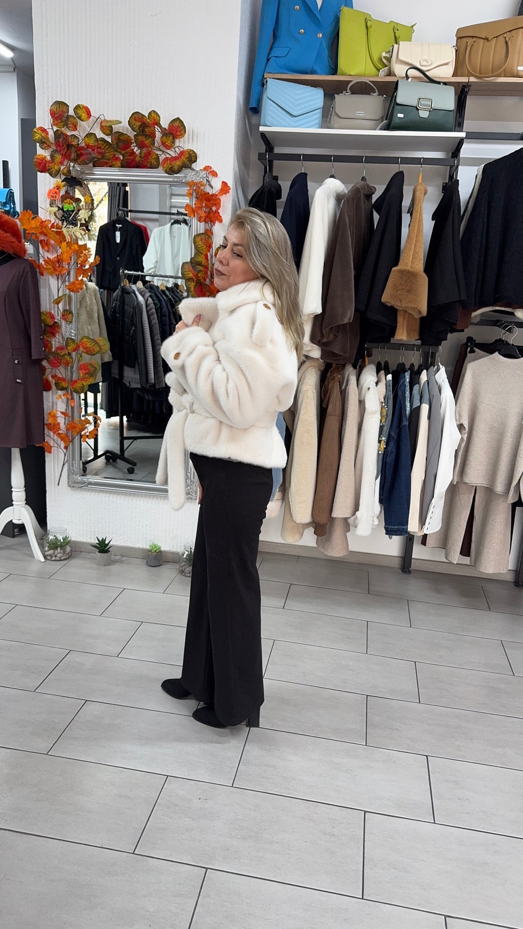 Haină scurtă din blană ecologică albă cu cordon