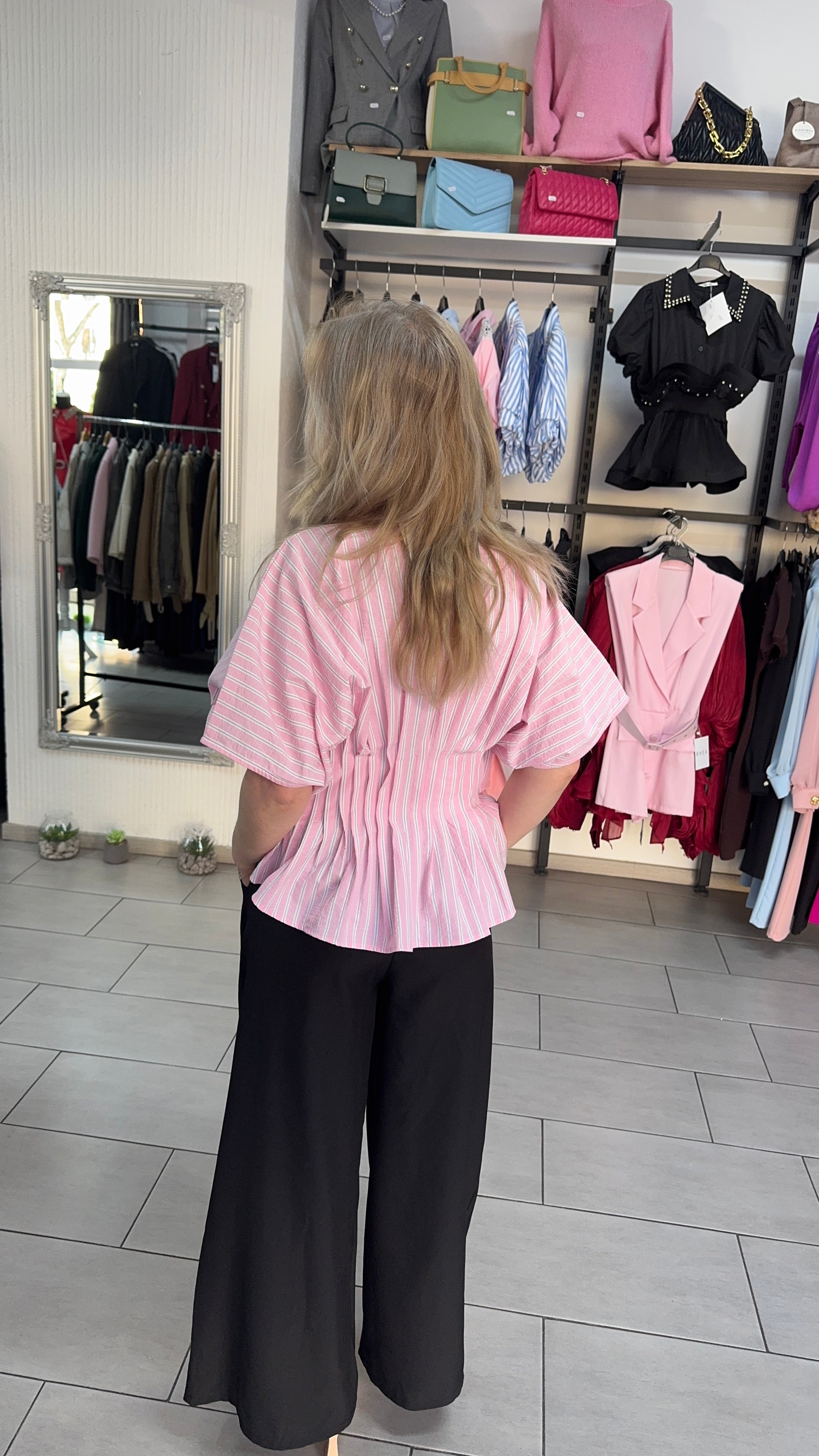 Bluză damă roz cu dungi și guler decorat cu pietre