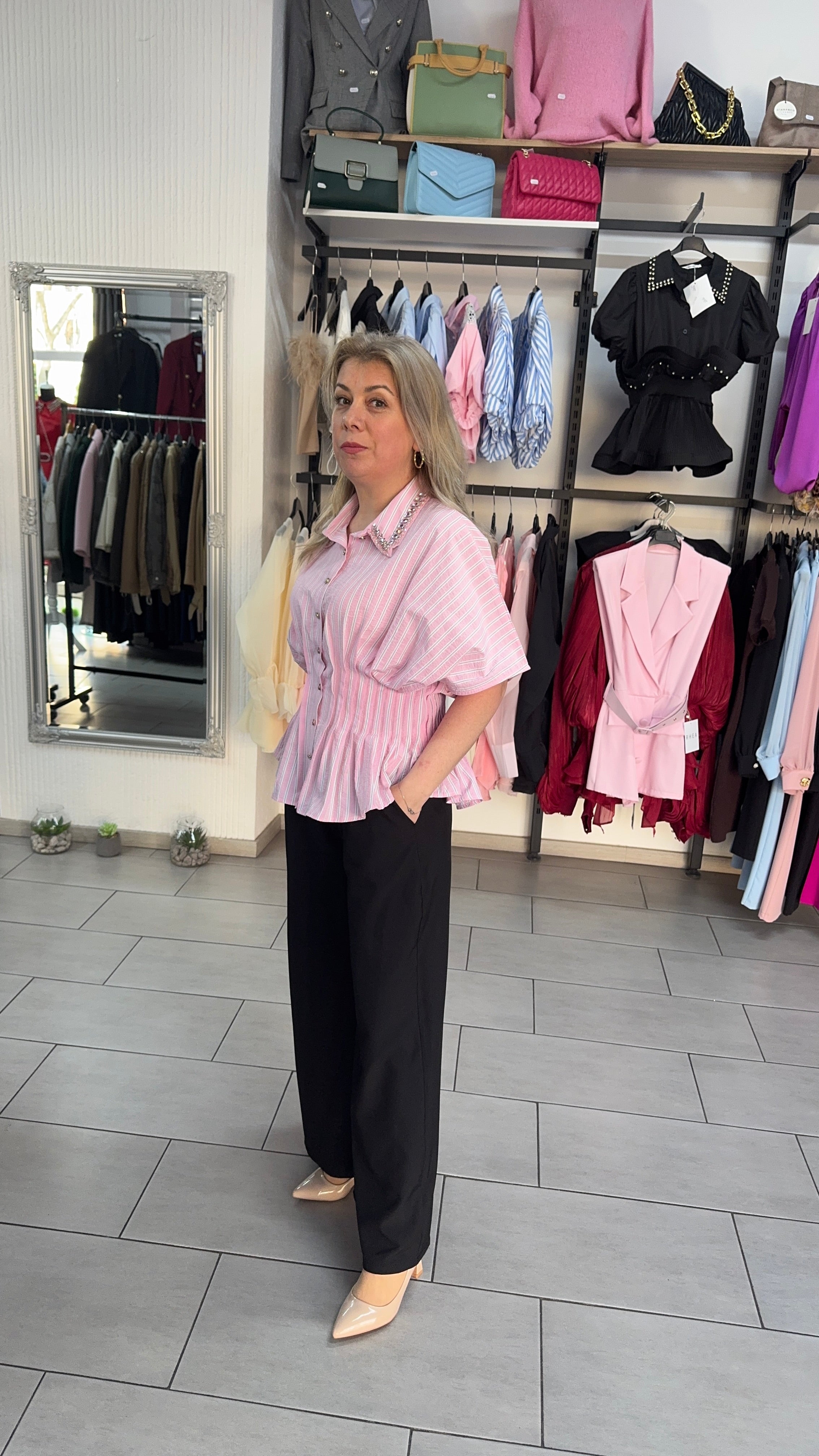 Bluză damă roz cu dungi și guler decorat cu pietre