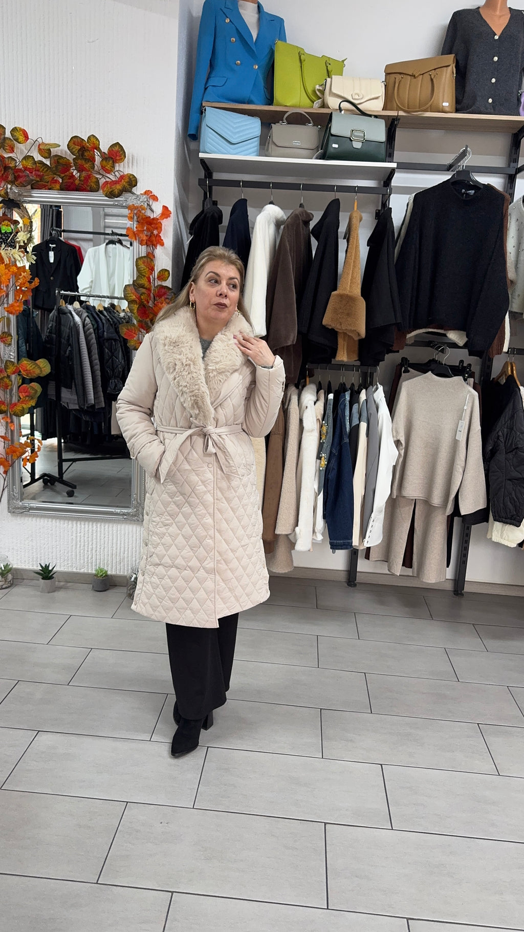 Palton matlasat bej cu guler din blană ecologică și cordon în talie