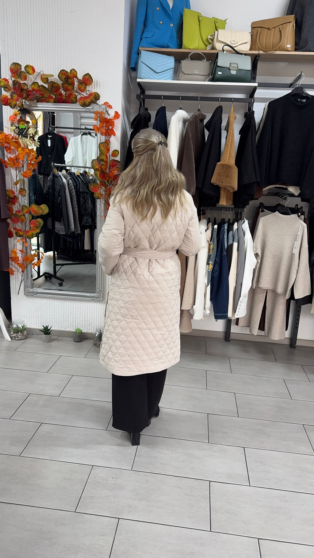 Palton matlasat bej cu guler din blană ecologică și cordon în talie