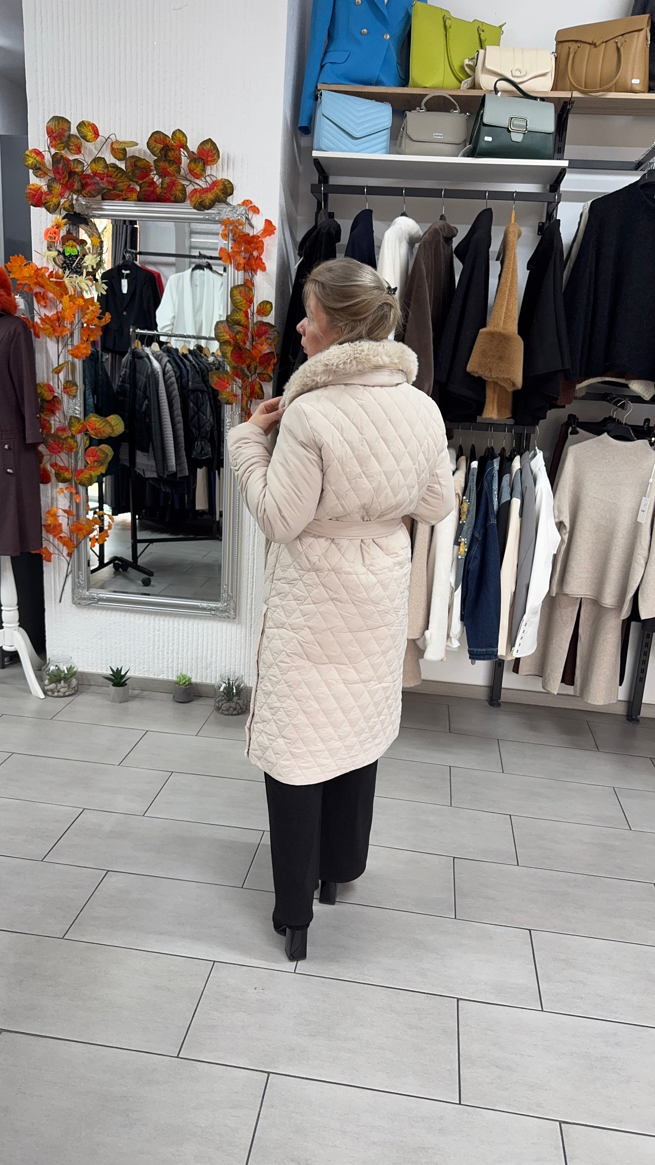 Palton matlasat bej cu guler din blană ecologică și cordon în talie