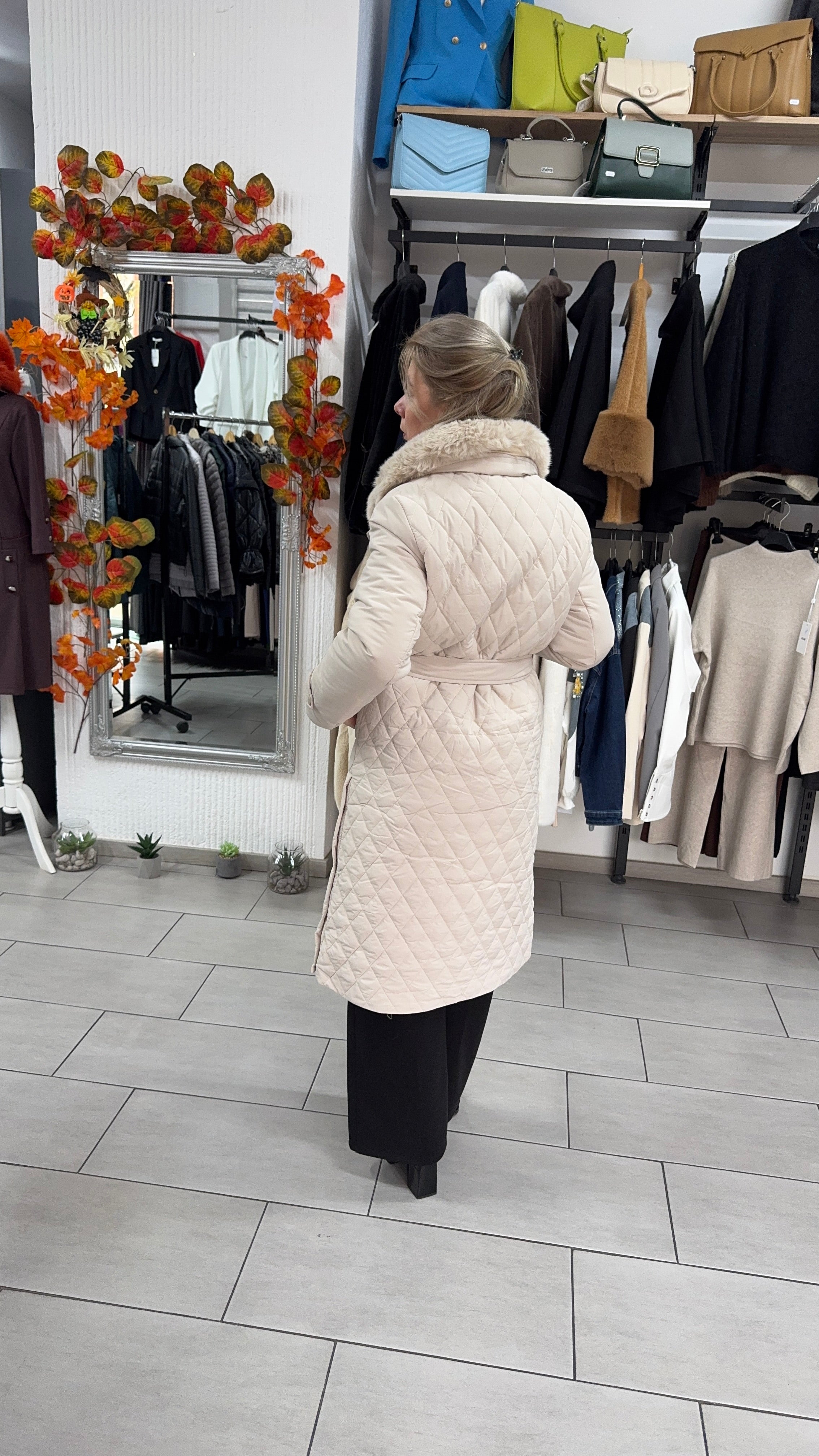 Palton matlasat bej cu guler din blană ecologică și cordon în talie