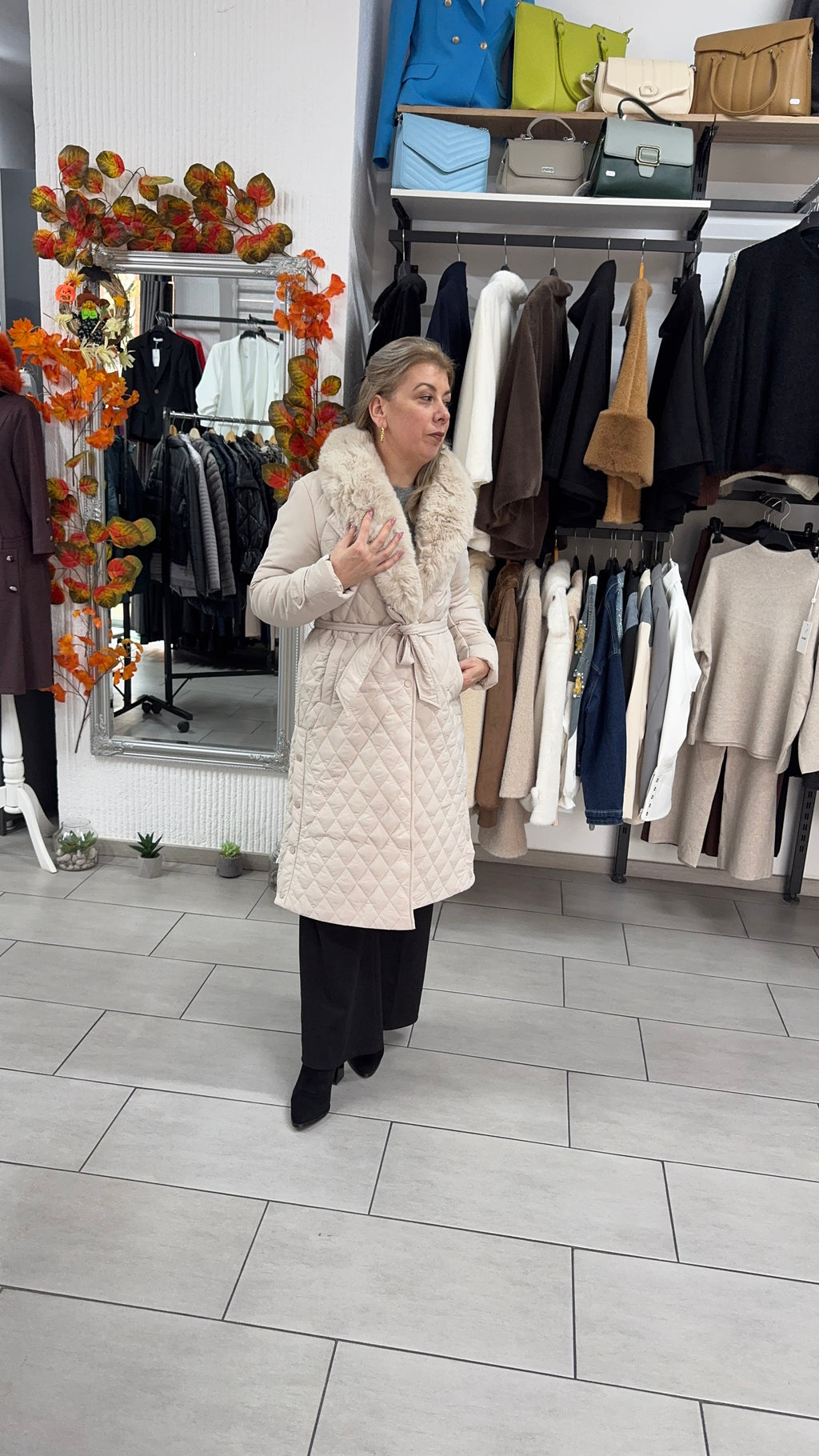 Palton matlasat bej cu guler din blană ecologică și cordon în talie