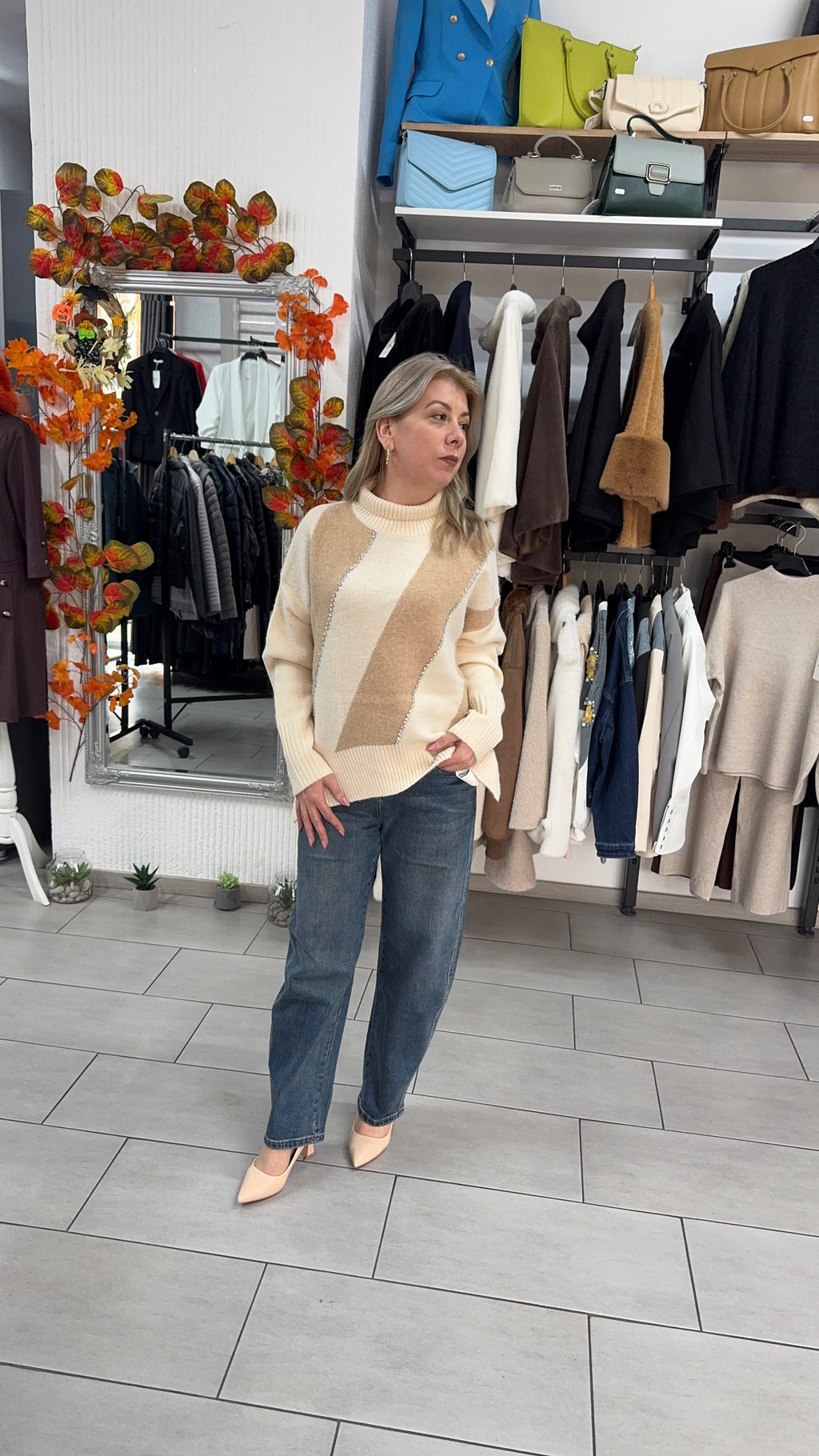 Pulover bej cu model geometric în contrast cu ștrasuri