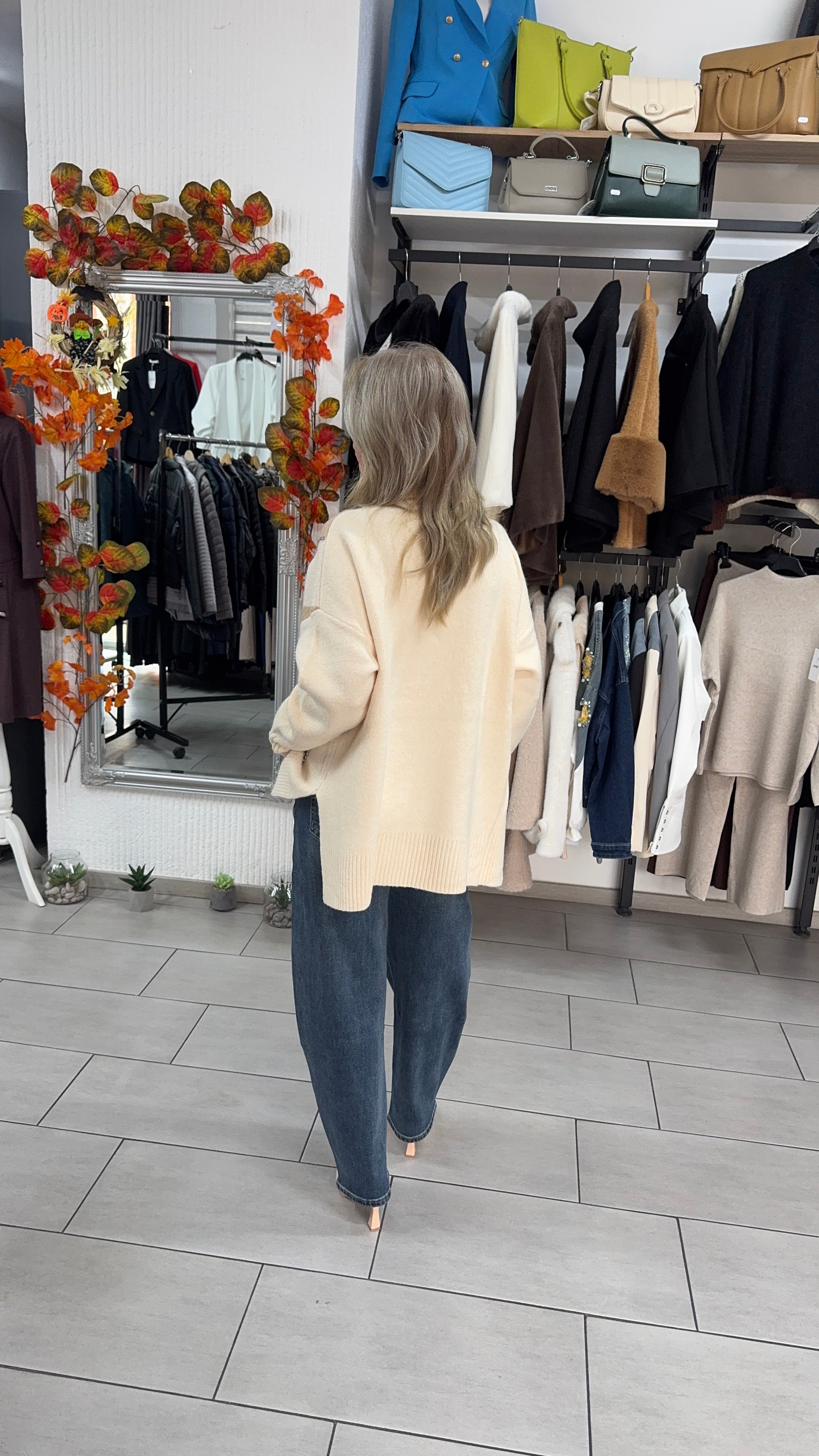 Pulover bej cu model geometric în contrast cu ștrasuri