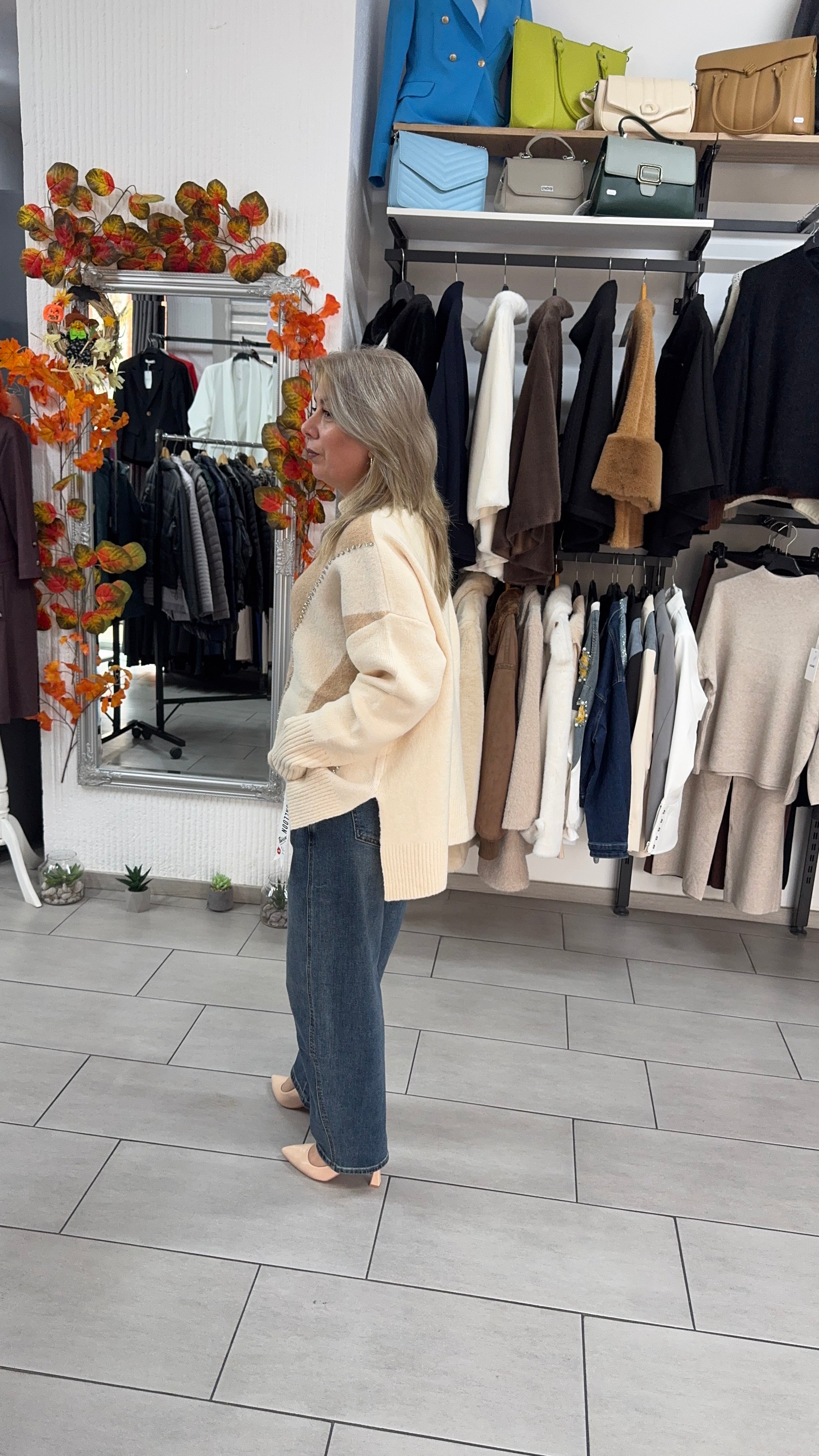 Pulover bej cu model geometric în contrast cu ștrasuri