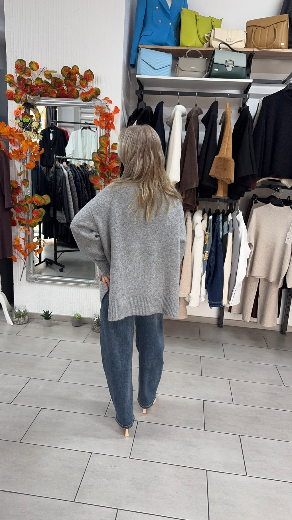 Pulover gri cu model geometric în contrast cu ștrasuri