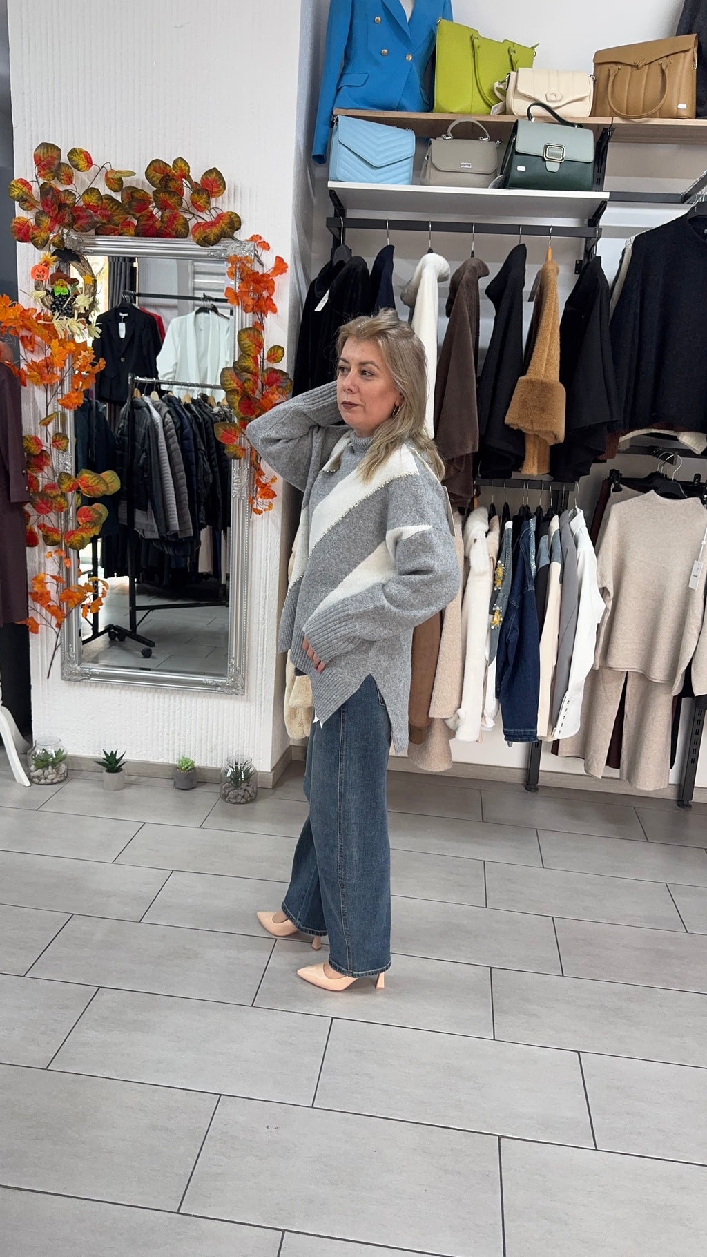 Pulover gri cu model geometric în contrast cu ștrasuri