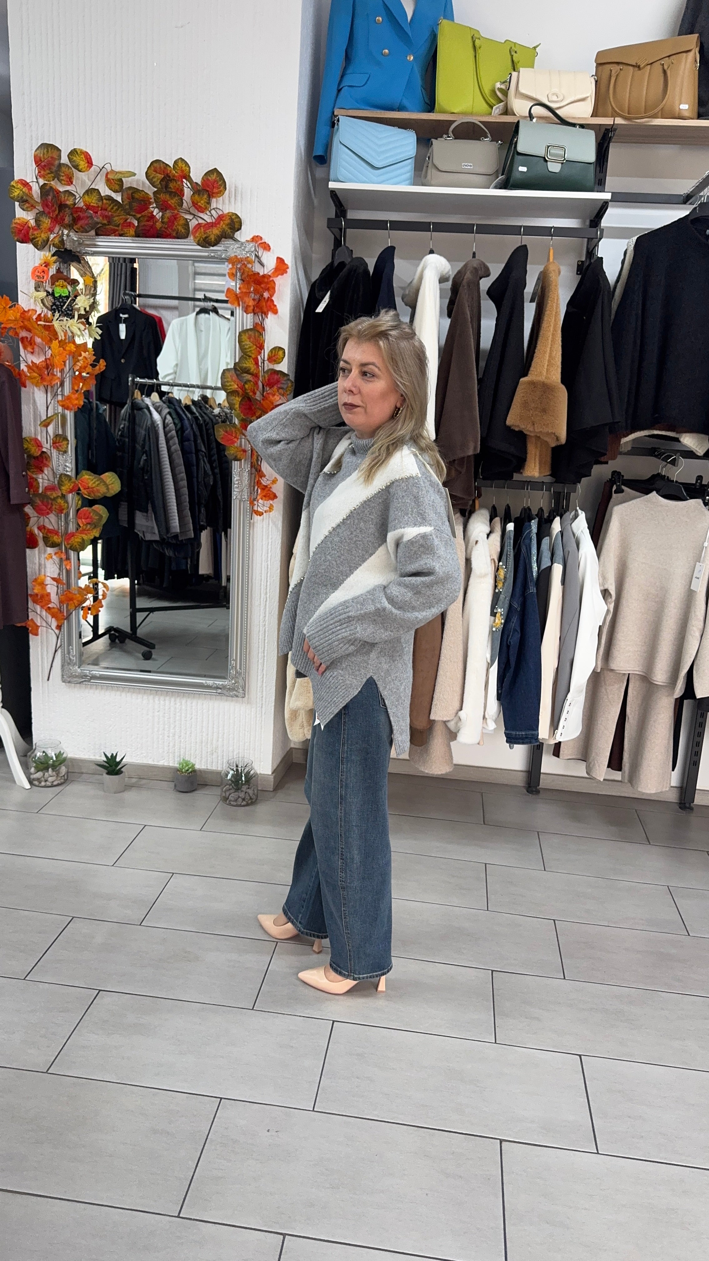 Pulover gri cu model geometric în contrast cu ștrasuri