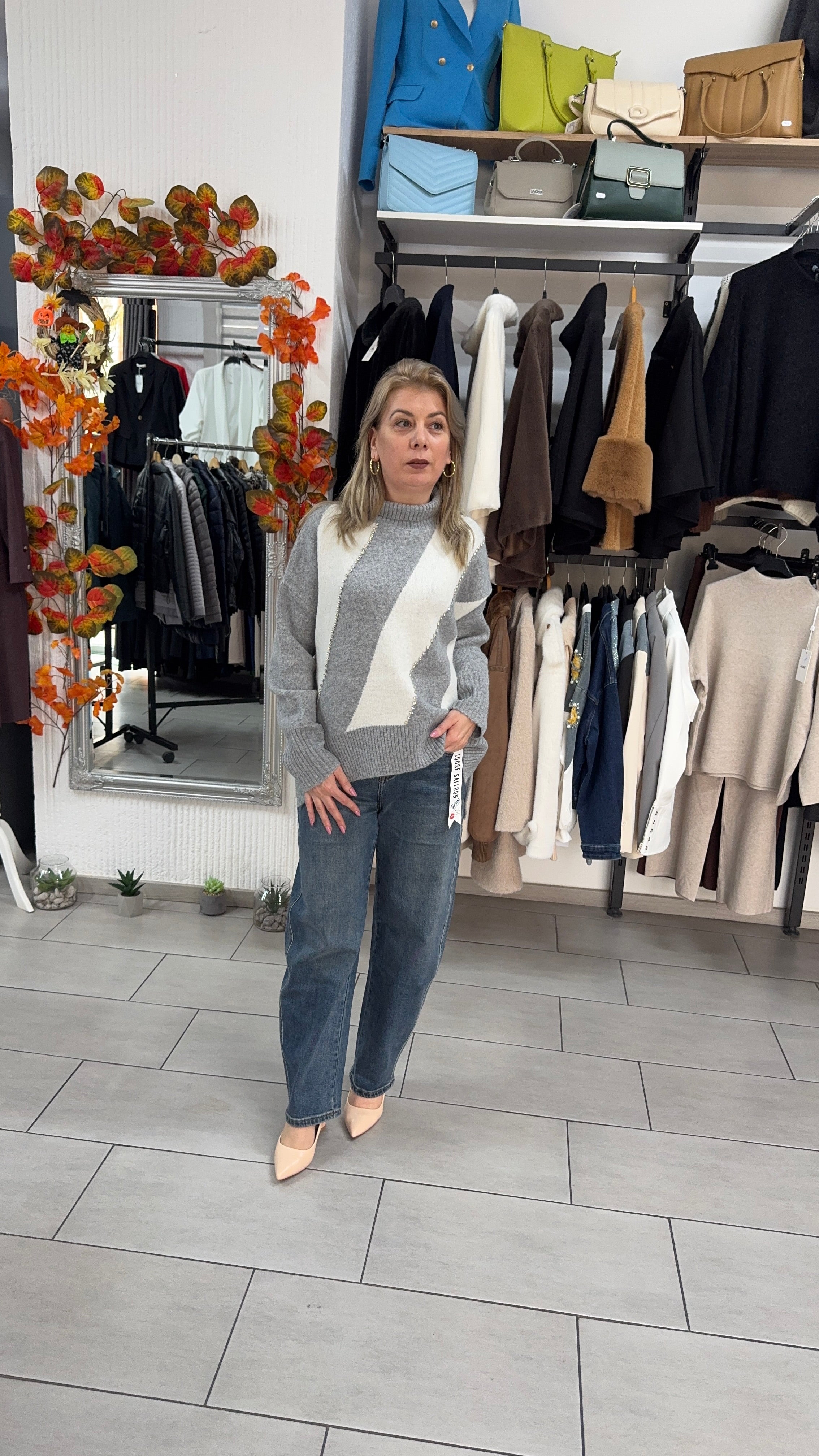 Pulover gri cu model geometric în contrast cu ștrasuri