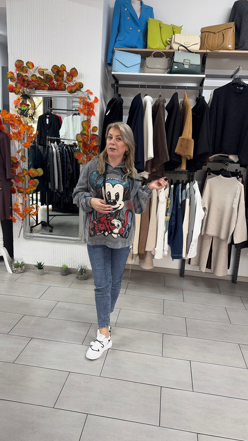 Hanorac gri cu imprimeu Mickey și detalii strălucitoare