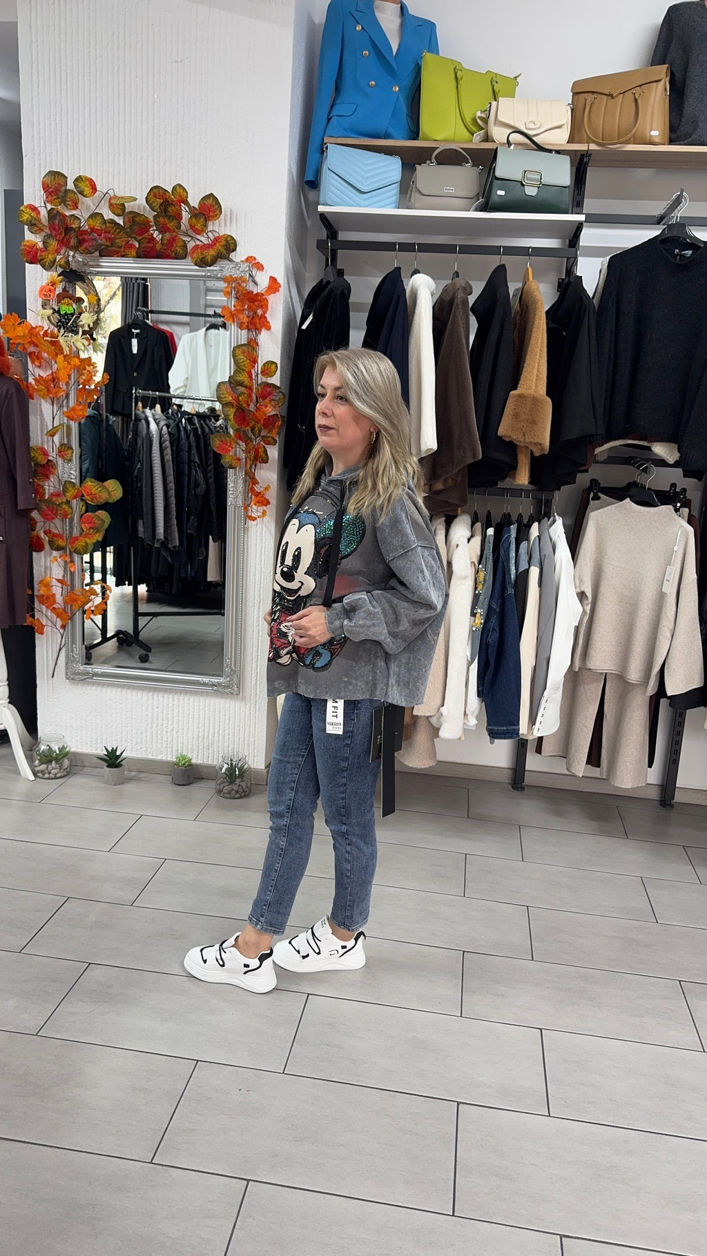 Hanorac gri cu imprimeu Mickey și detalii strălucitoare