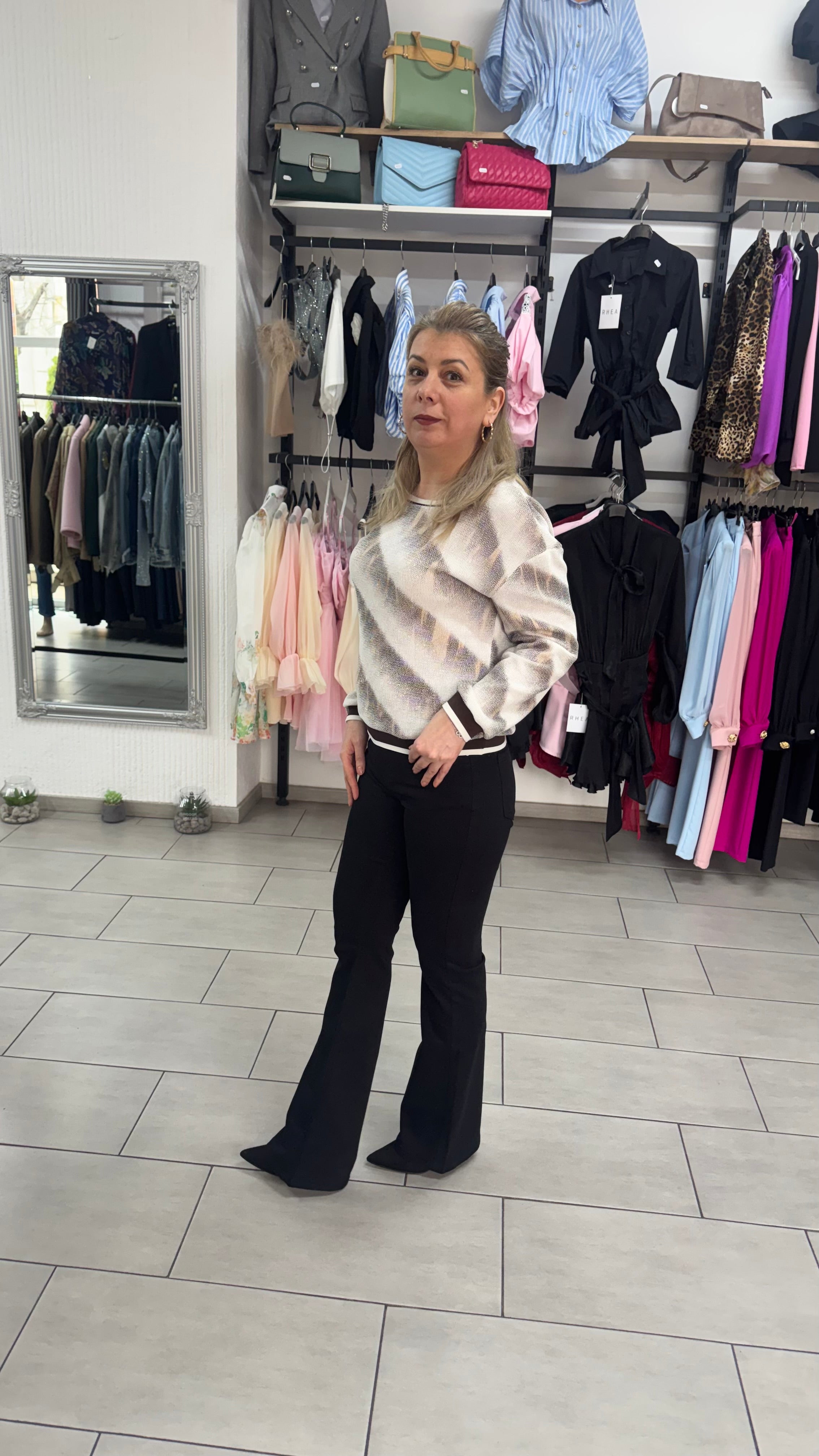 Bluză Damă cu Model Abstract Bej-Maro și Manșete Bicolore