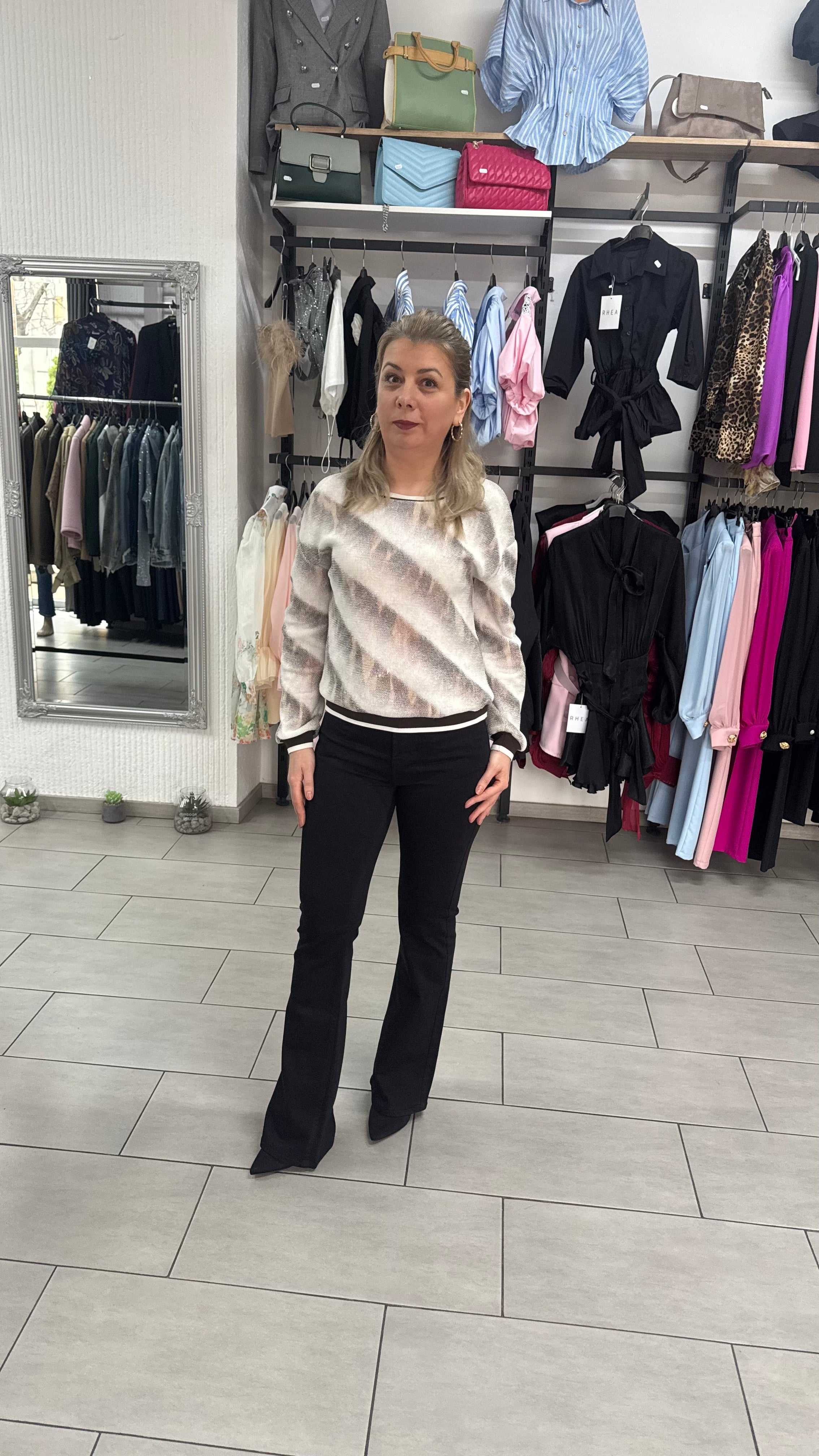 Bluză Damă cu Model Abstract Bej-Maro și Manșete Bicolore