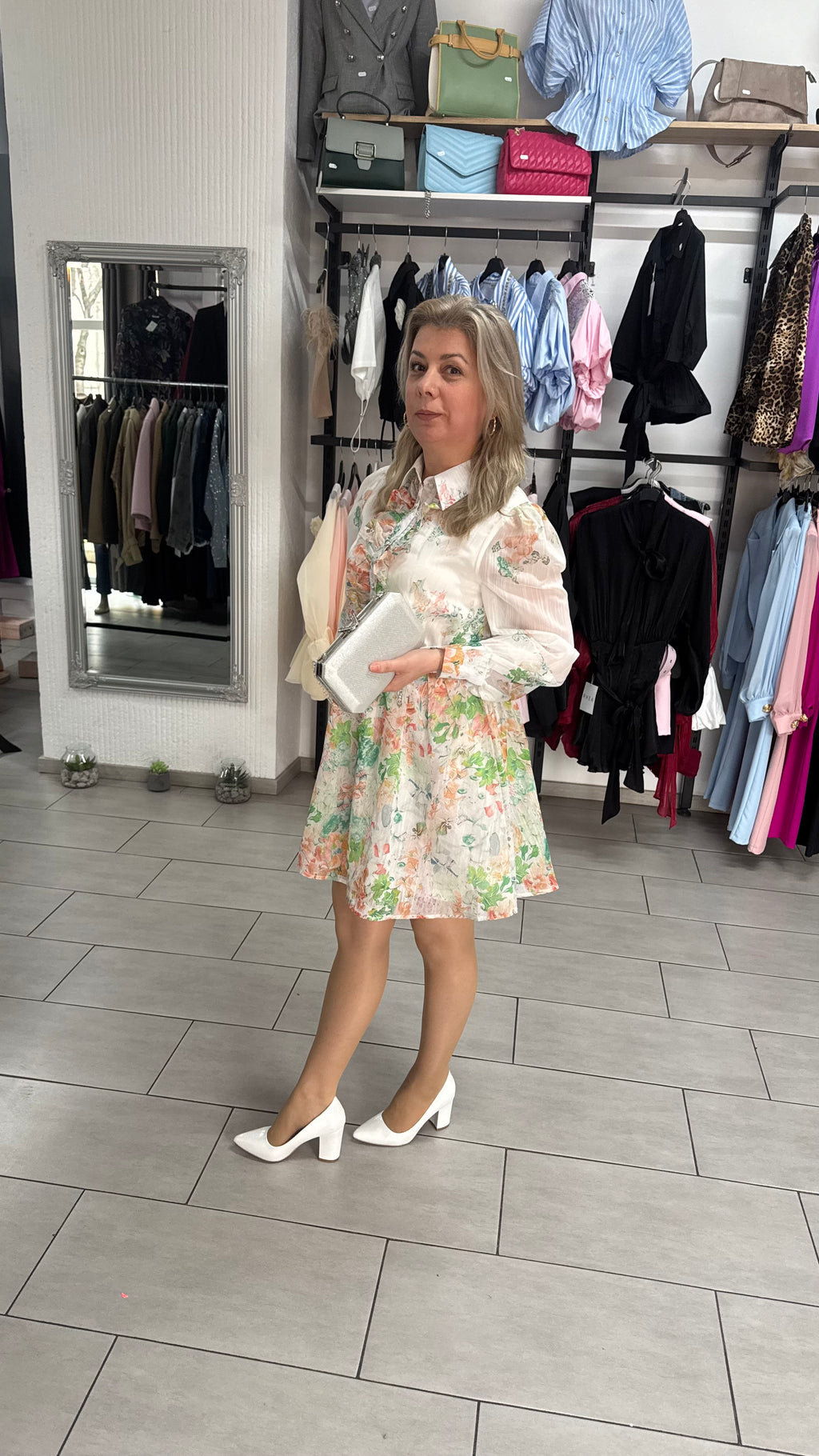 Rochie Mini Florală cu Mâneci Bufante și Cordon cu Cataramă