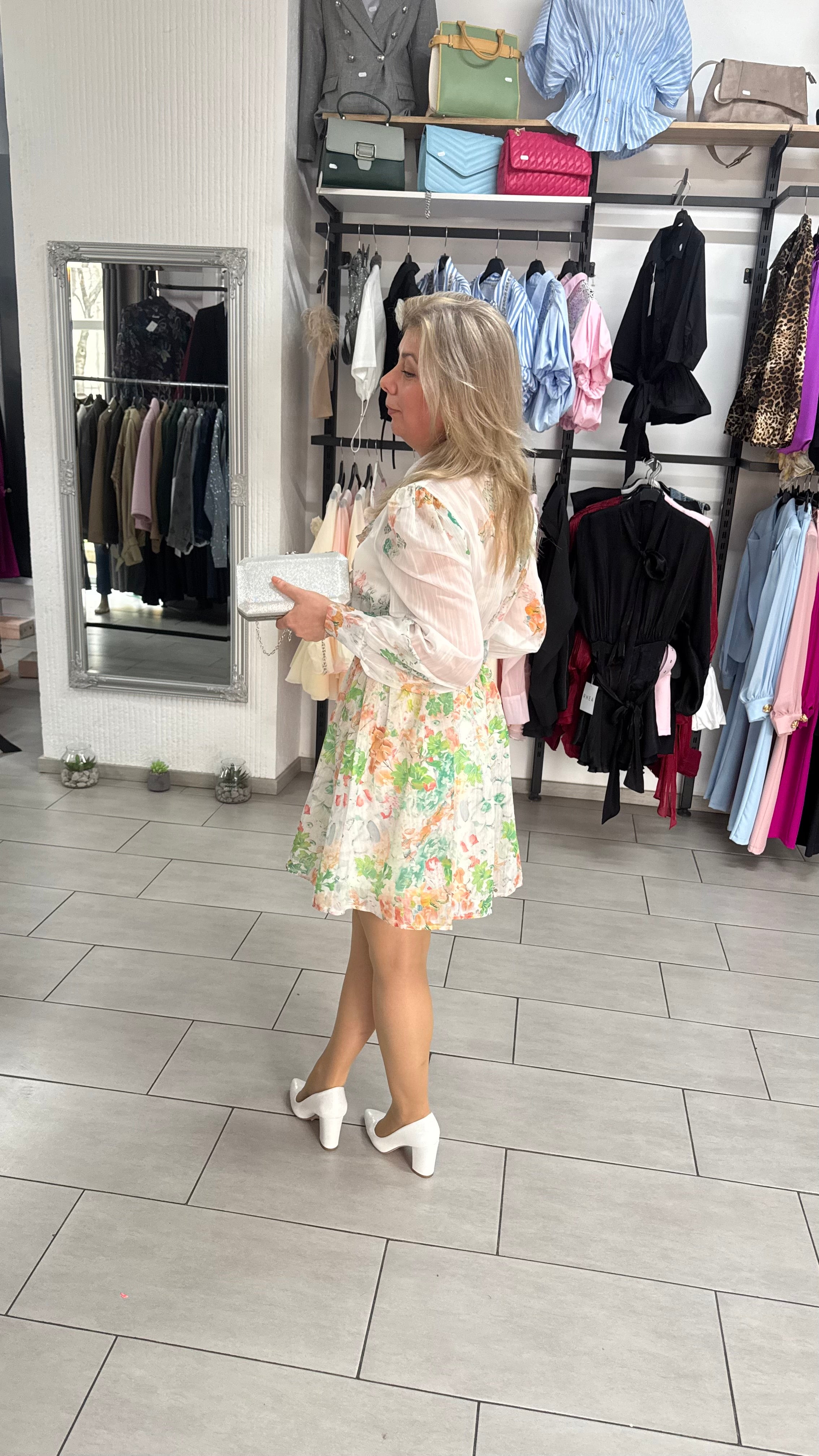 Rochie Mini Florală cu Mâneci Bufante și Cordon cu Cataramă