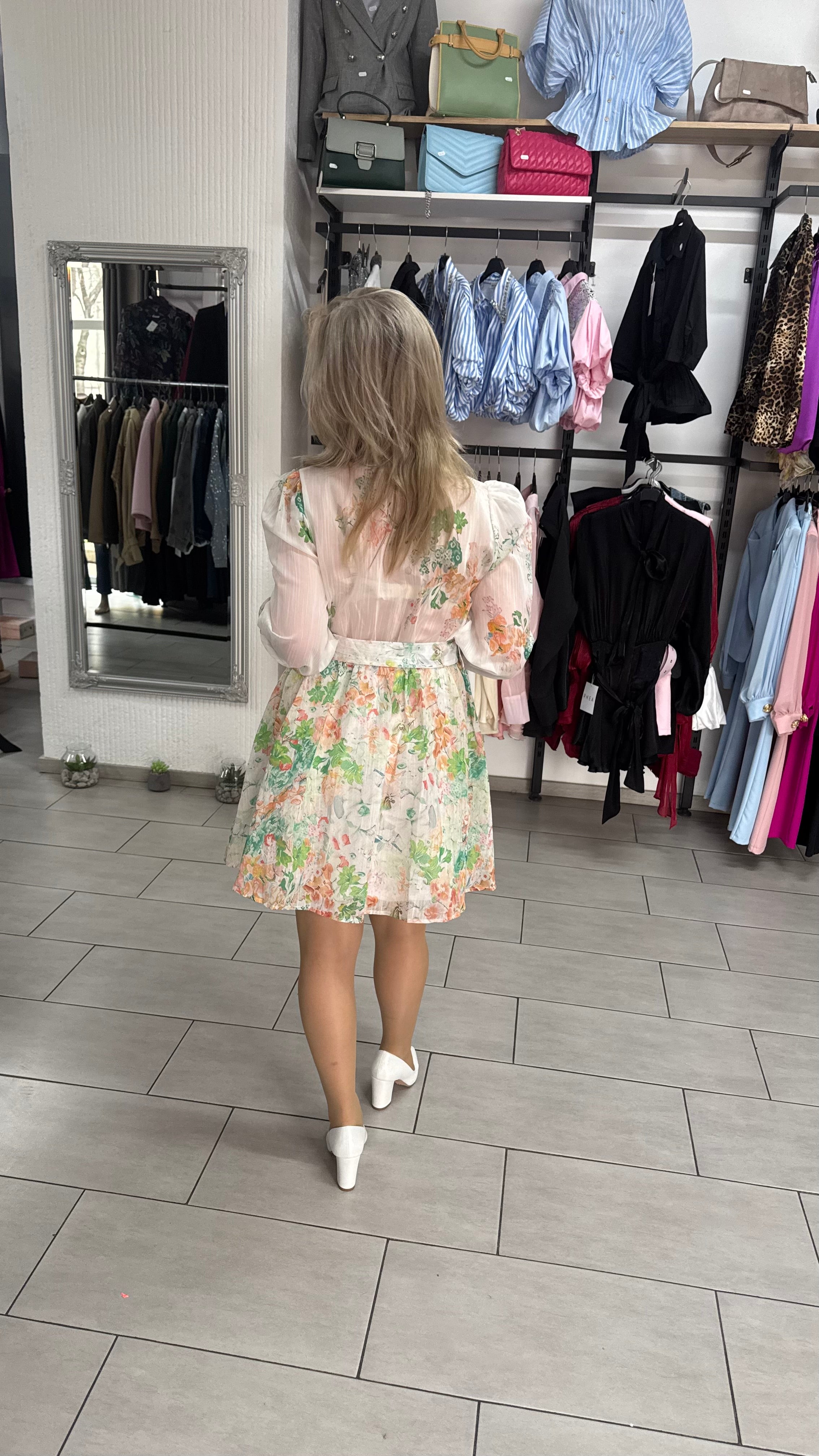 Rochie Mini Florală cu Mâneci Bufante și Cordon cu Cataramă