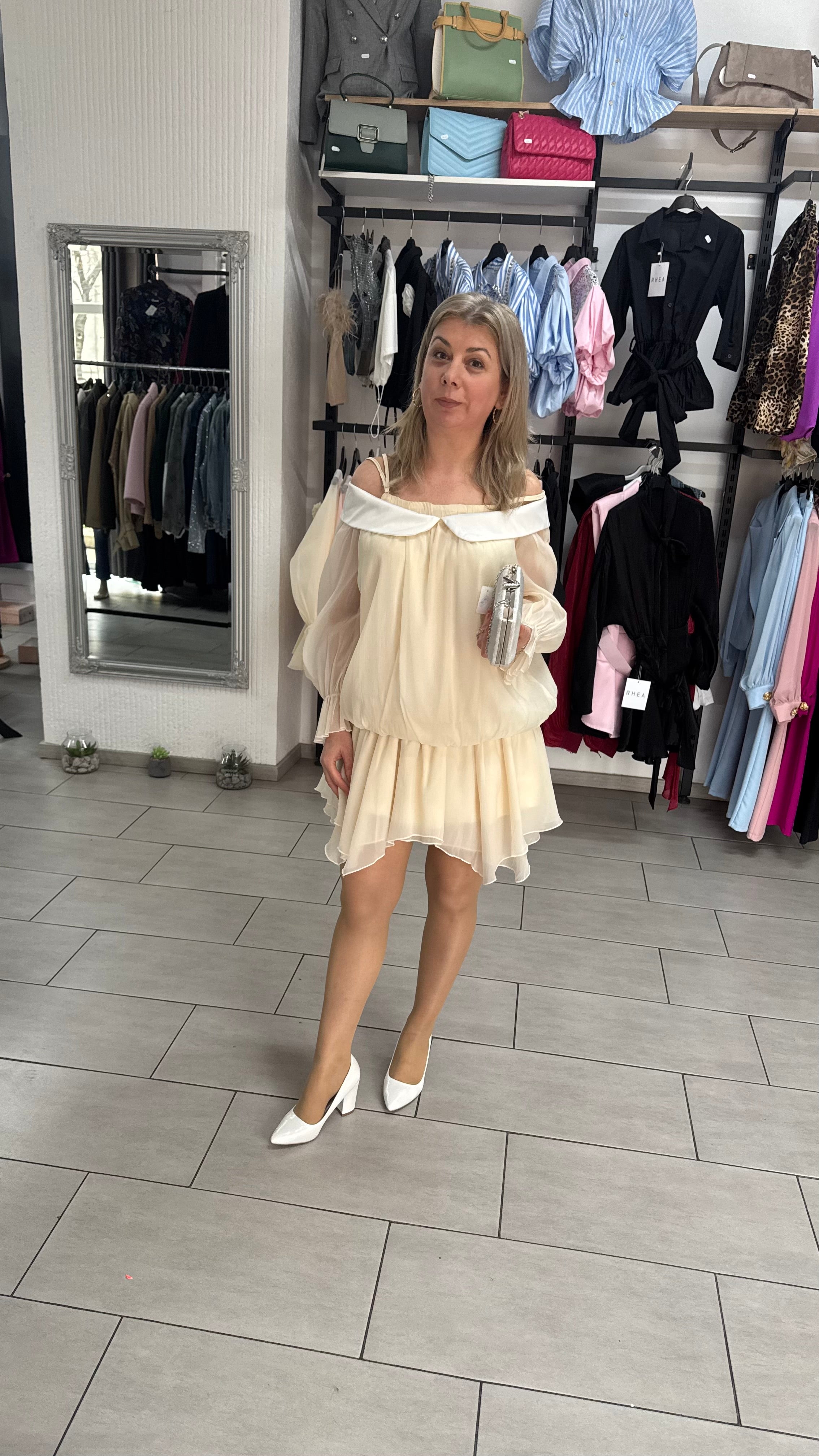 Rochie Mini Crem Vaporoasă cu Umeri Goi, Guler Răsfrânt și Mâneci Bufante