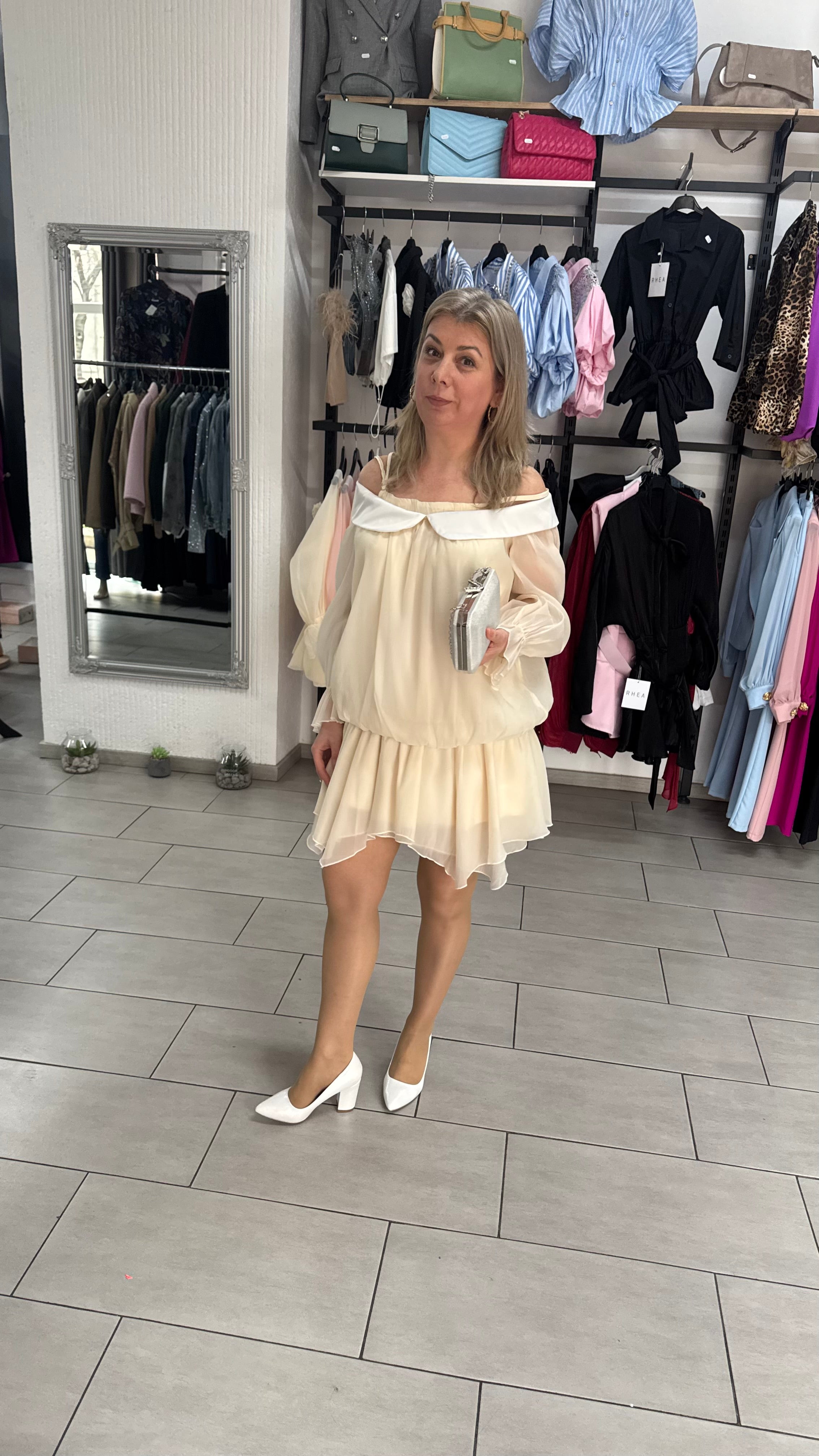 Rochie Mini Crem Vaporoasă cu Umeri Goi, Guler Răsfrânt și Mâneci Bufante