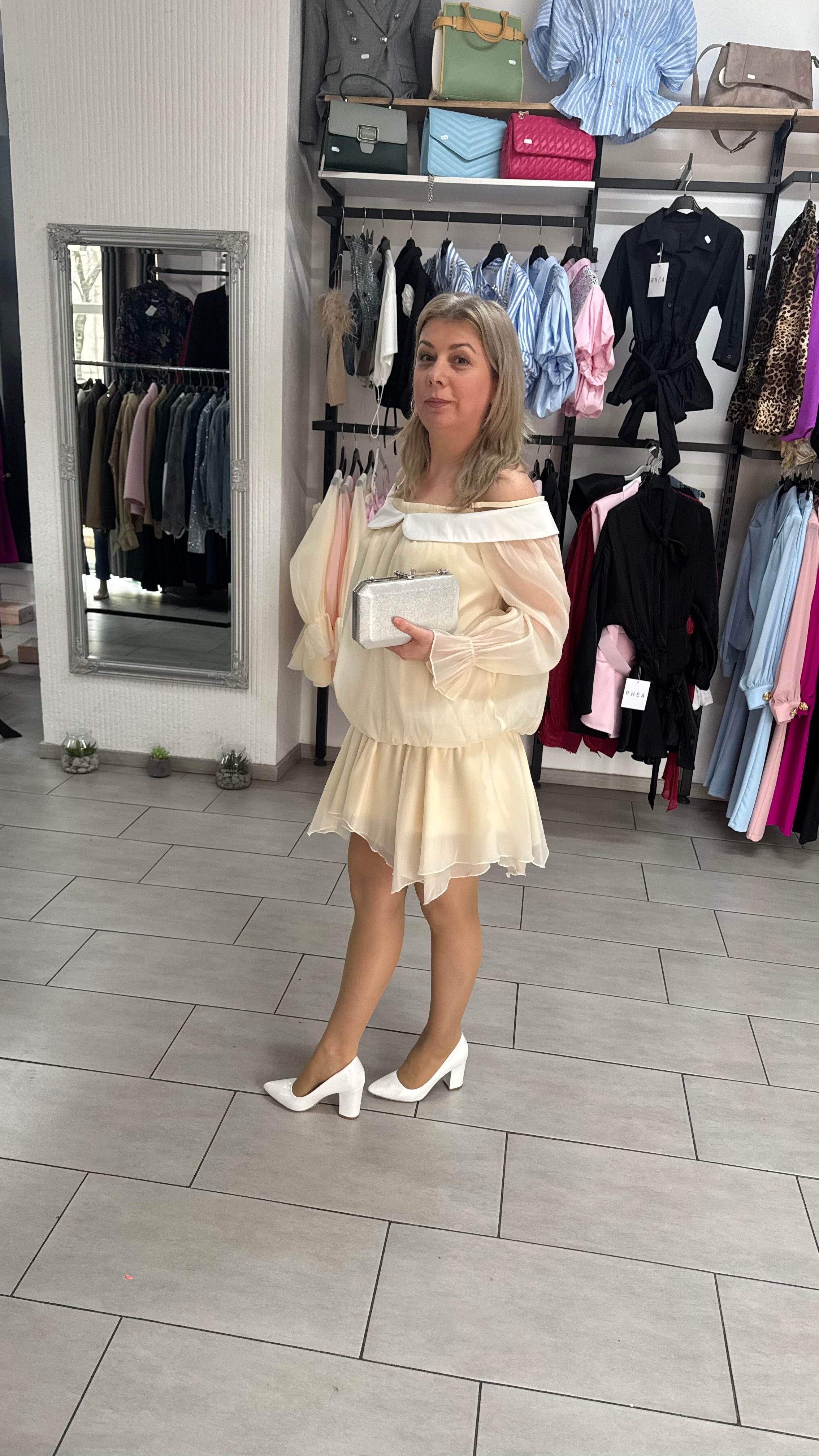 Rochie Mini Crem Vaporoasă cu Umeri Goi, Guler Răsfrânt și Mâneci Bufante