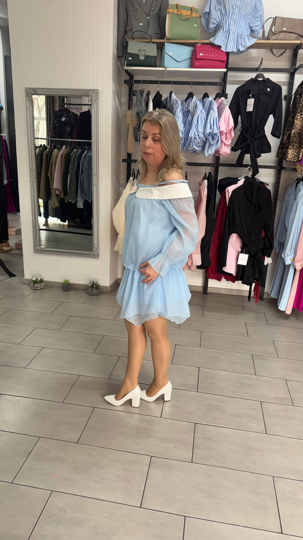 Rochie Mini Albastră Vaporoasă cu Umeri Goi, Guler Răsfrânt Alb și Mâneci Bufante
