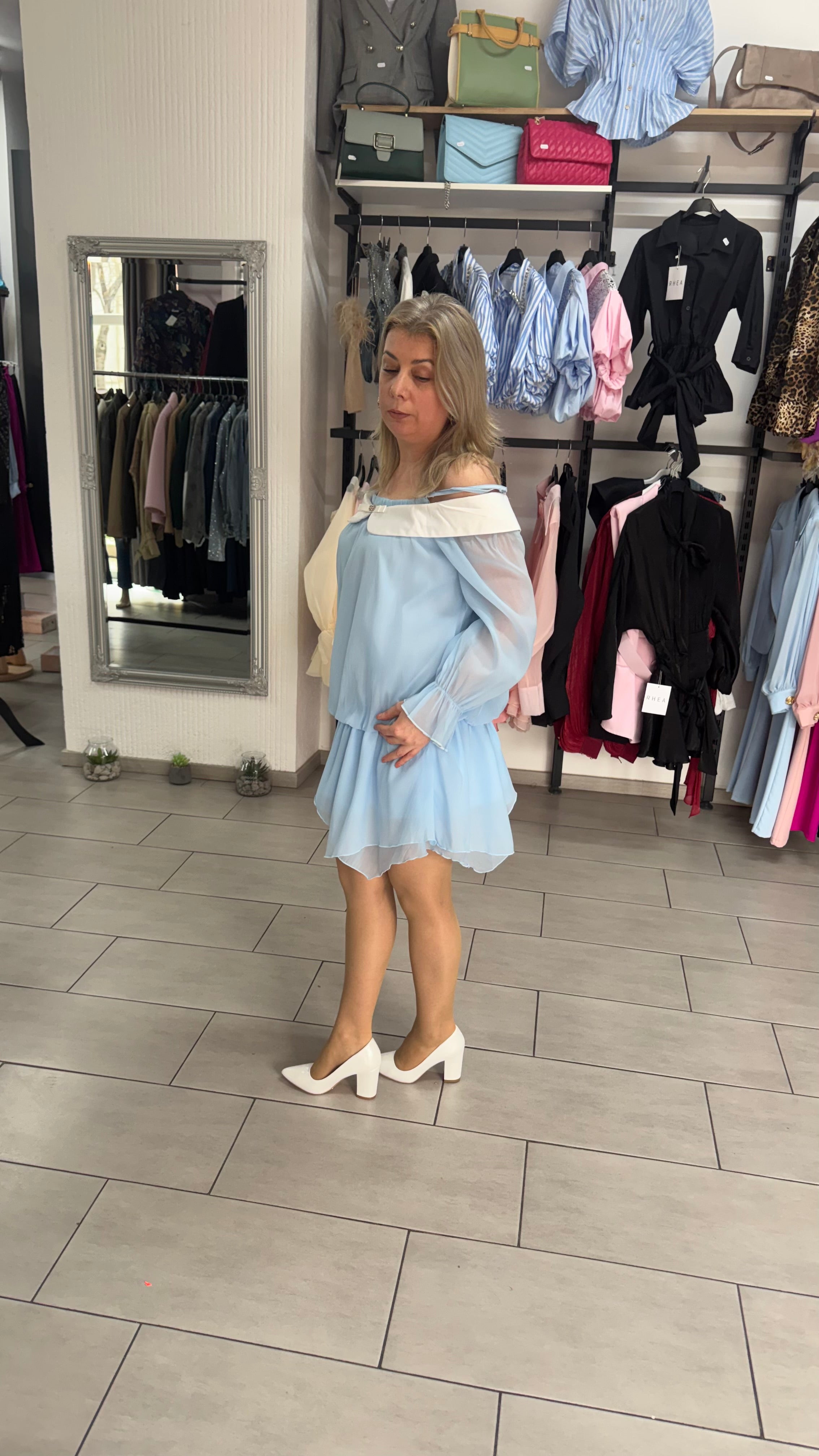 Rochie Mini Albastră Vaporoasă cu Umeri Goi, Guler Răsfrânt Alb și Mâneci Bufante