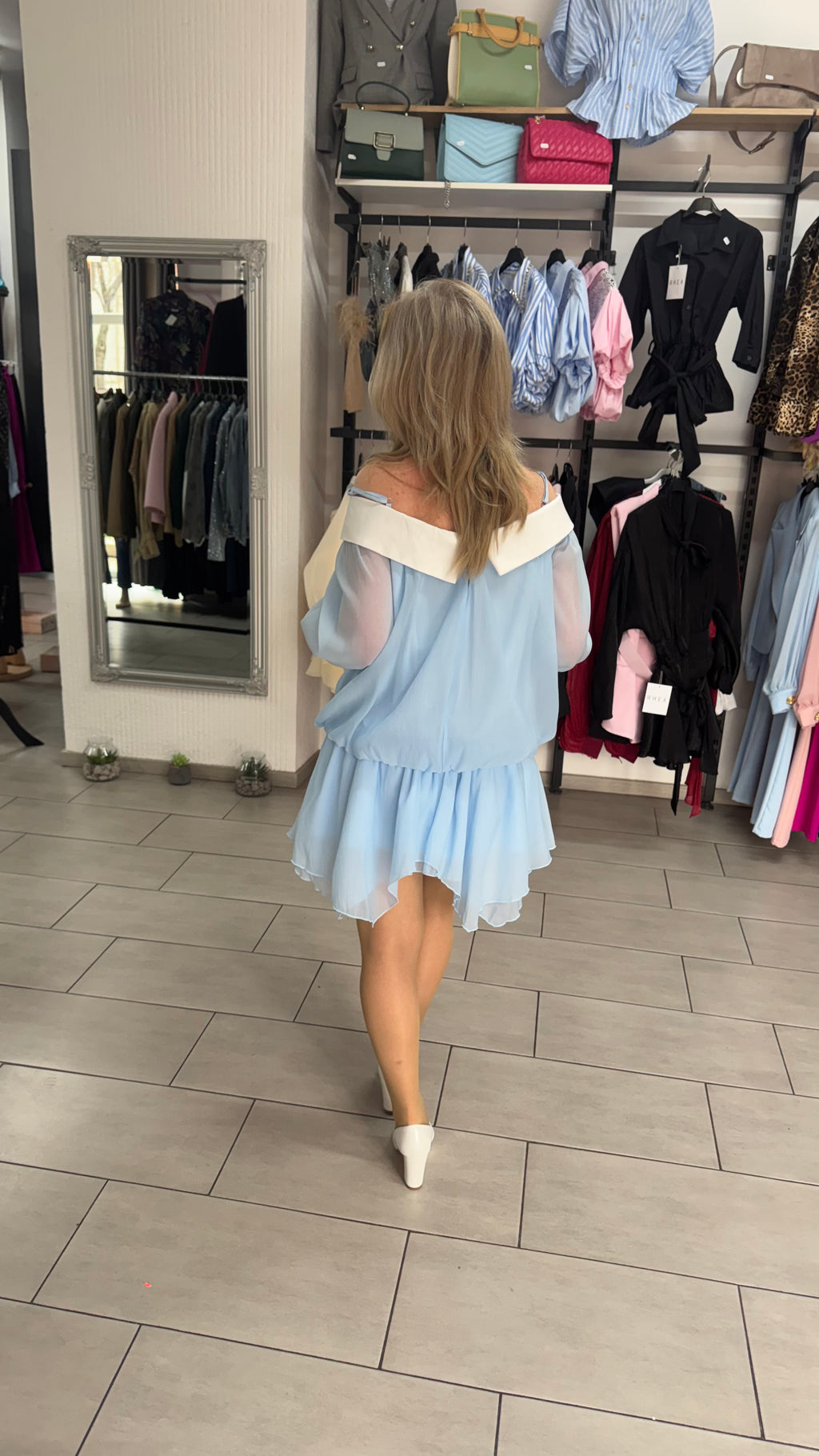 Rochie Mini Albastră Vaporoasă cu Umeri Goi, Guler Răsfrânt Alb și Mâneci Bufante