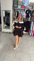 Rochie Mini Neagră Vaporoasă cu Umeri Goi, Guler Răsfrânt și Mâneci Bufante