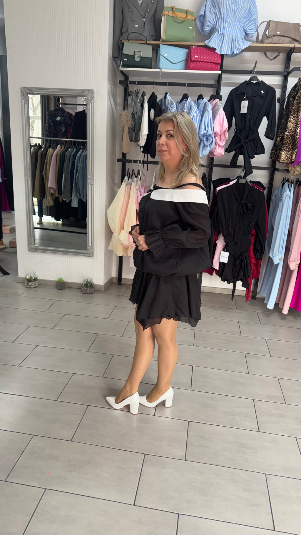 Rochie Mini Neagră Vaporoasă cu Umeri Goi, Guler Răsfrânt și Mâneci Bufante