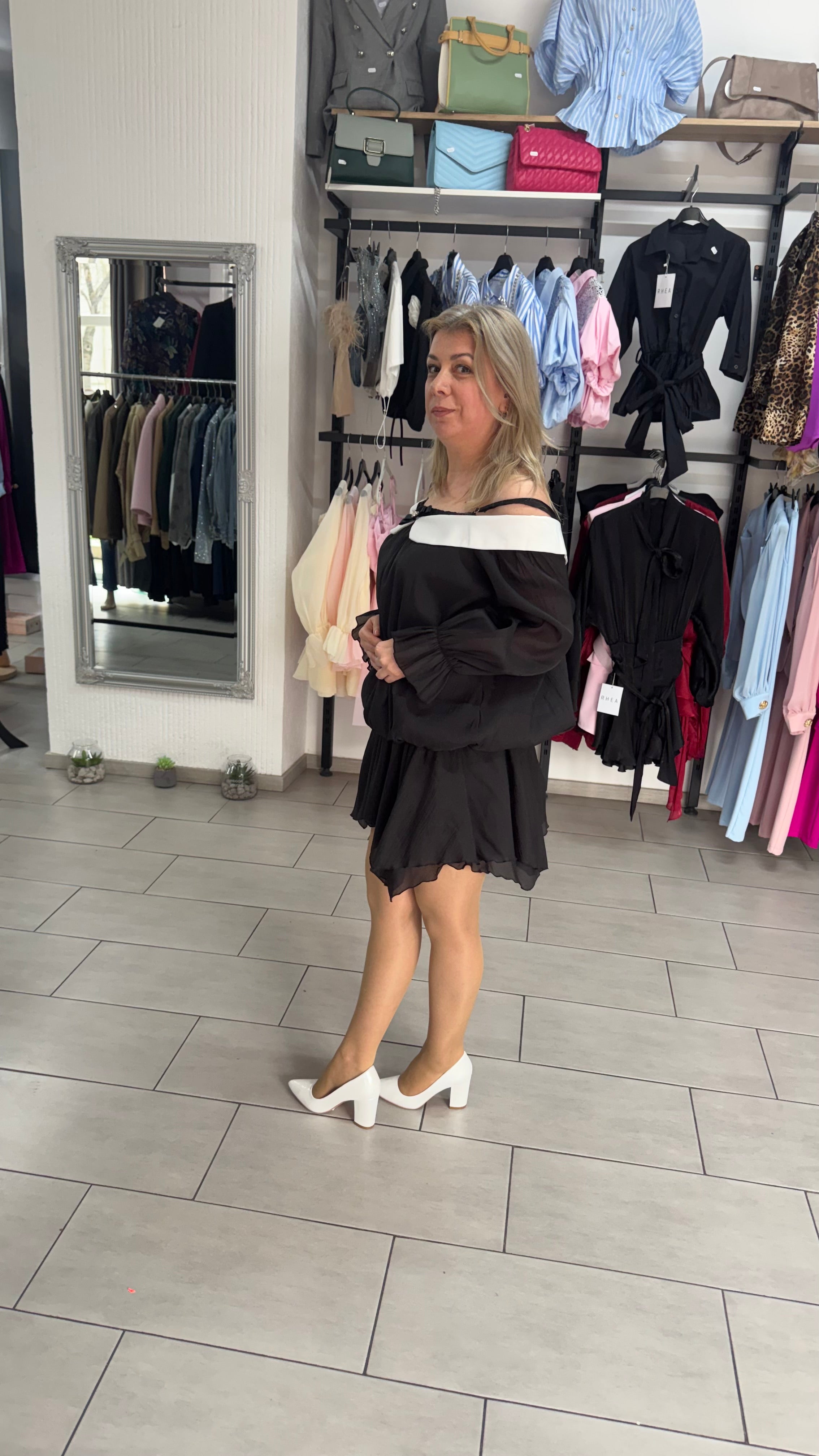 Rochie Mini Neagră Vaporoasă cu Umeri Goi, Guler Răsfrânt și Mâneci Bufante