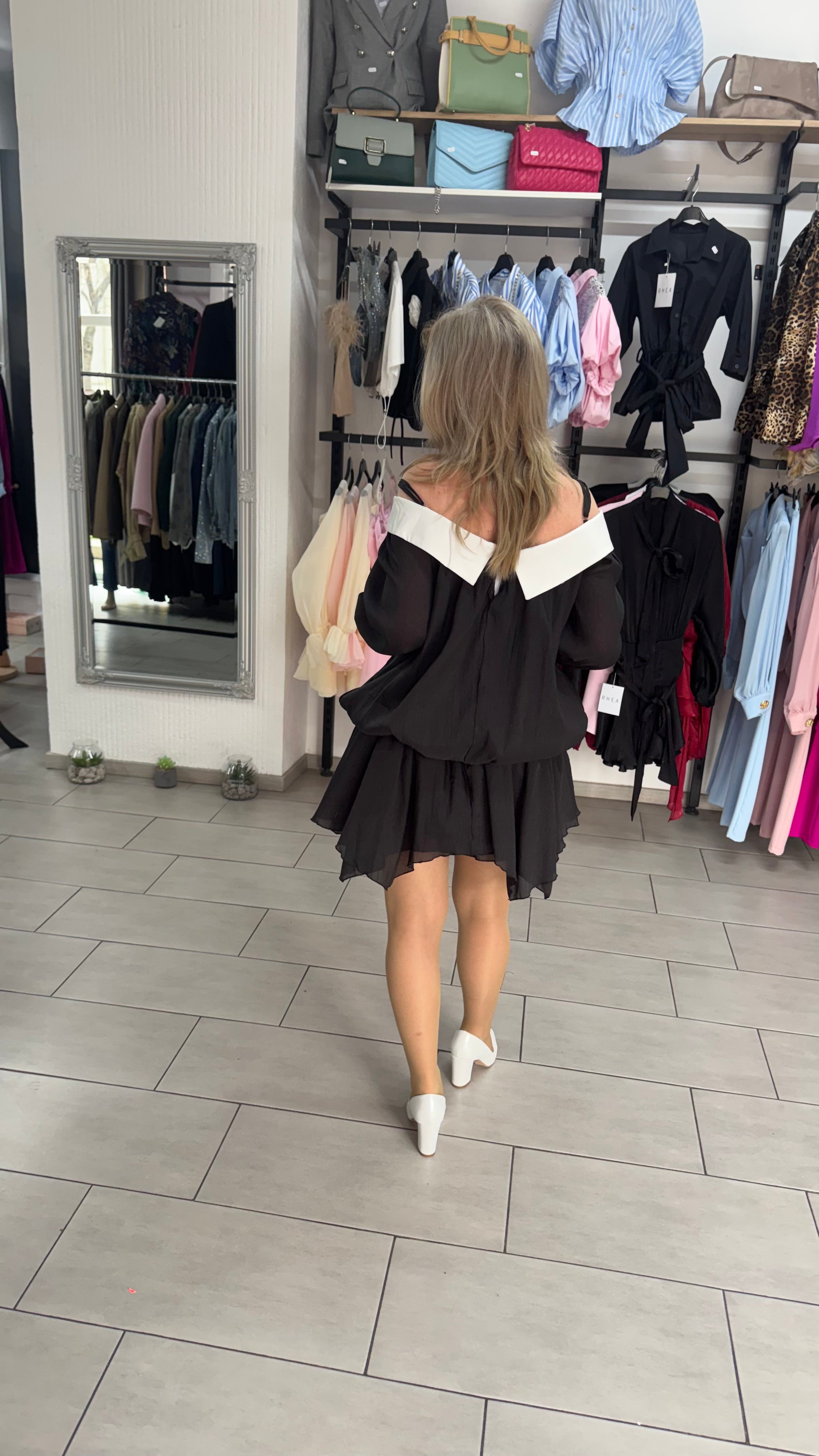 Rochie Mini Neagră Vaporoasă cu Umeri Goi, Guler Răsfrânt și Mâneci Bufante
