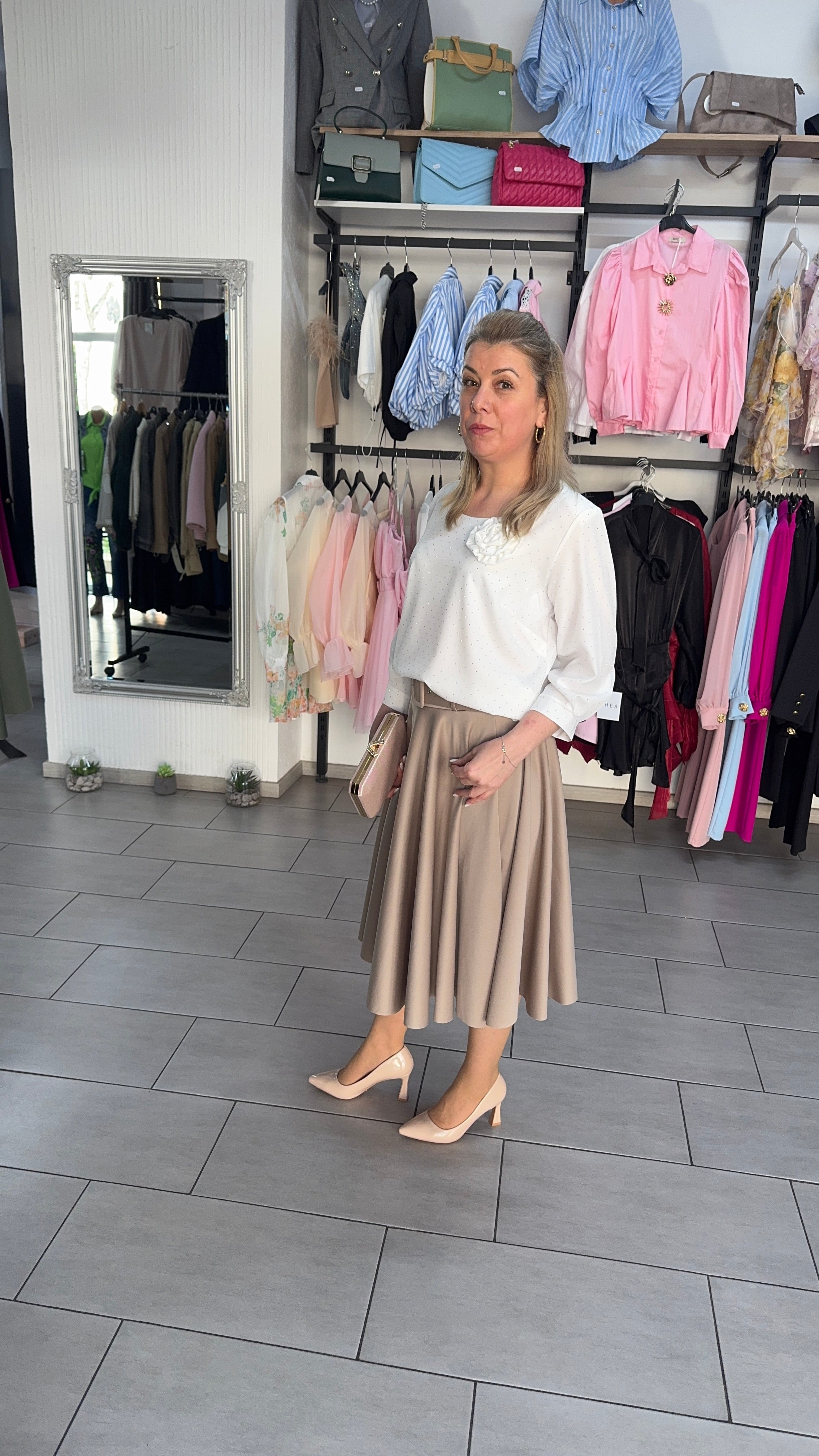 Bluză Damă Albă cu Floare Aplicată și Sclipici Discret