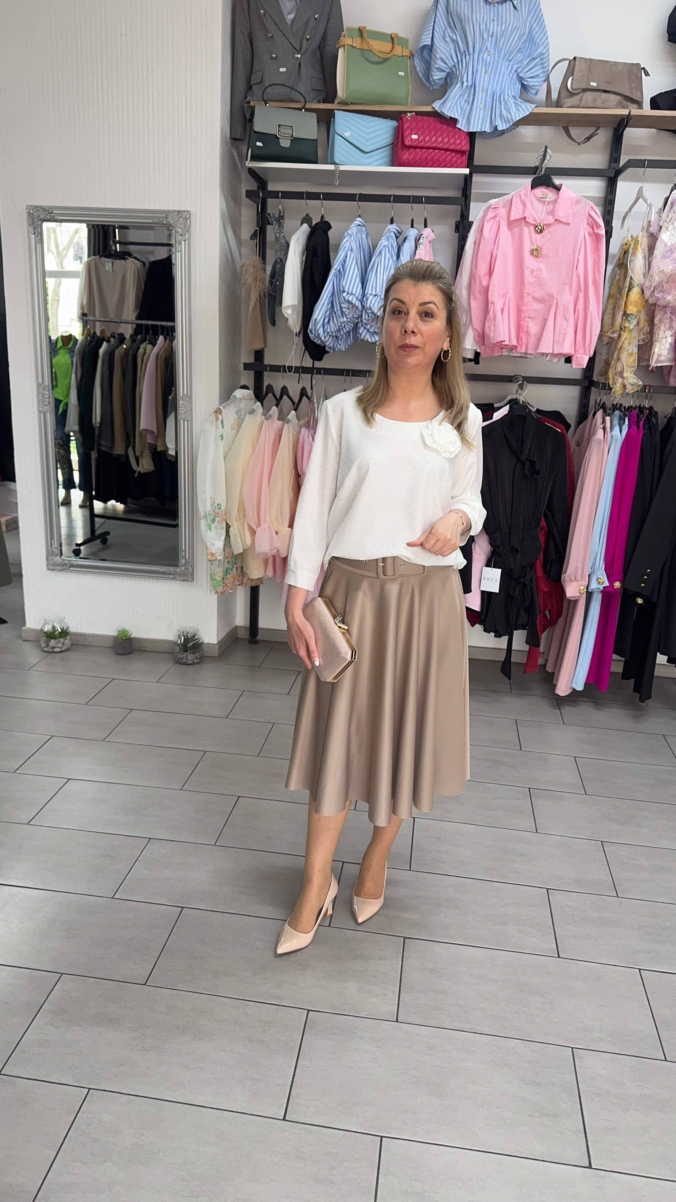 Bluză Damă Albă cu Floare Aplicată și Sclipici Discret