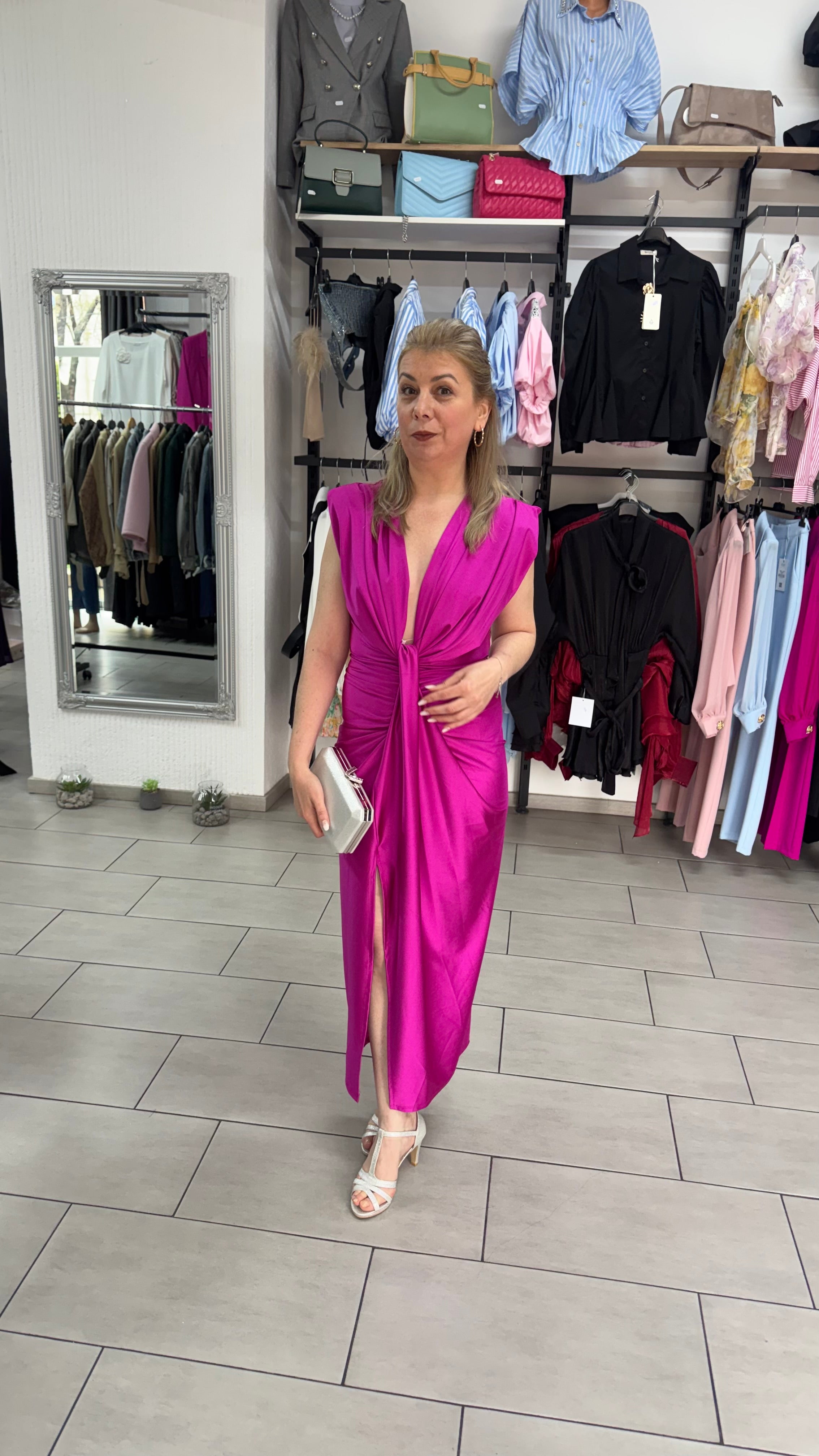 Rochie Midi Fucsia din Satin cu Decolteu Adânc în V, Nod Central și Crapeu Frontal