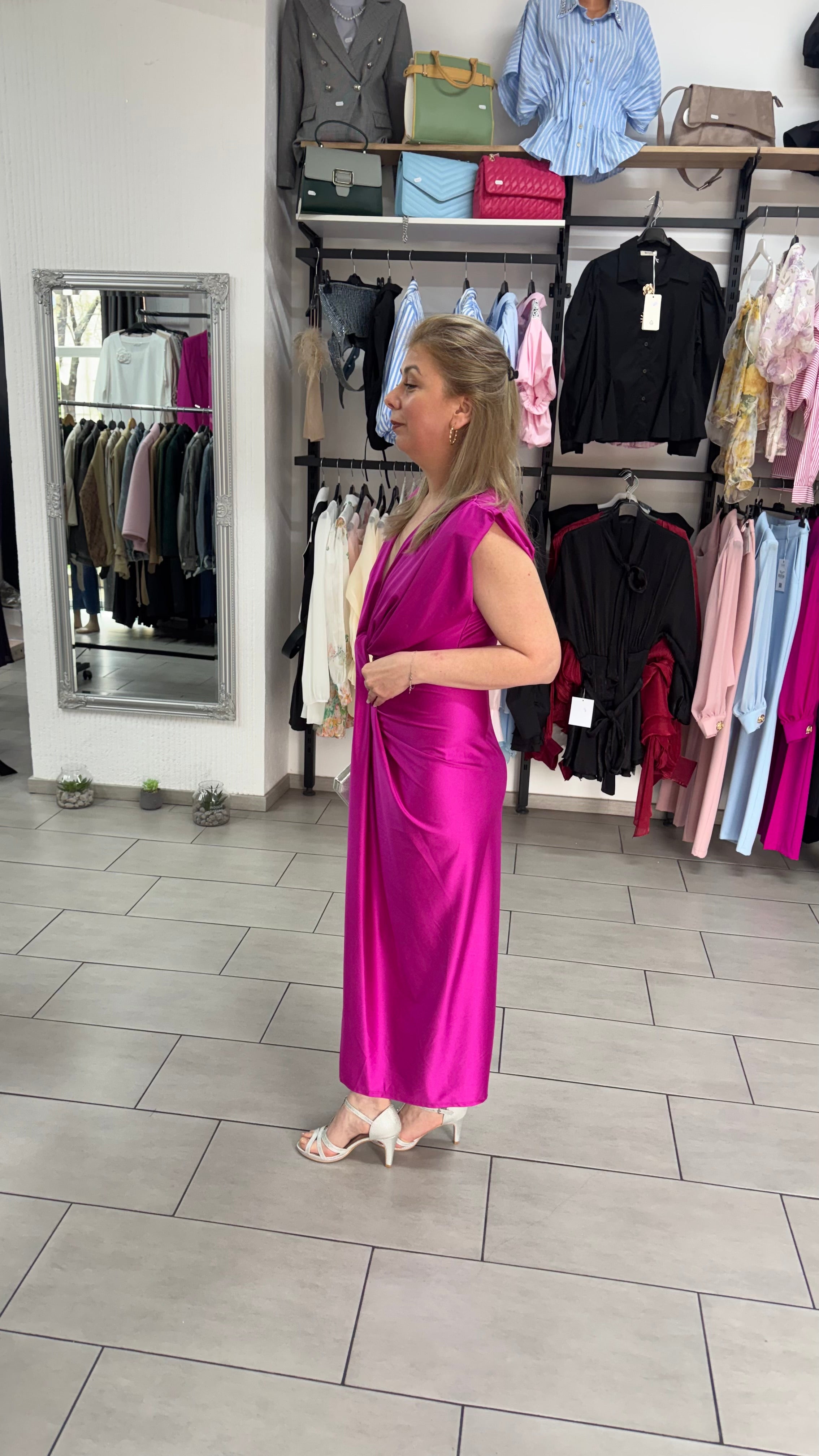 Rochie Midi Fucsia din Satin cu Decolteu Adânc în V, Nod Central și Crapeu Frontal