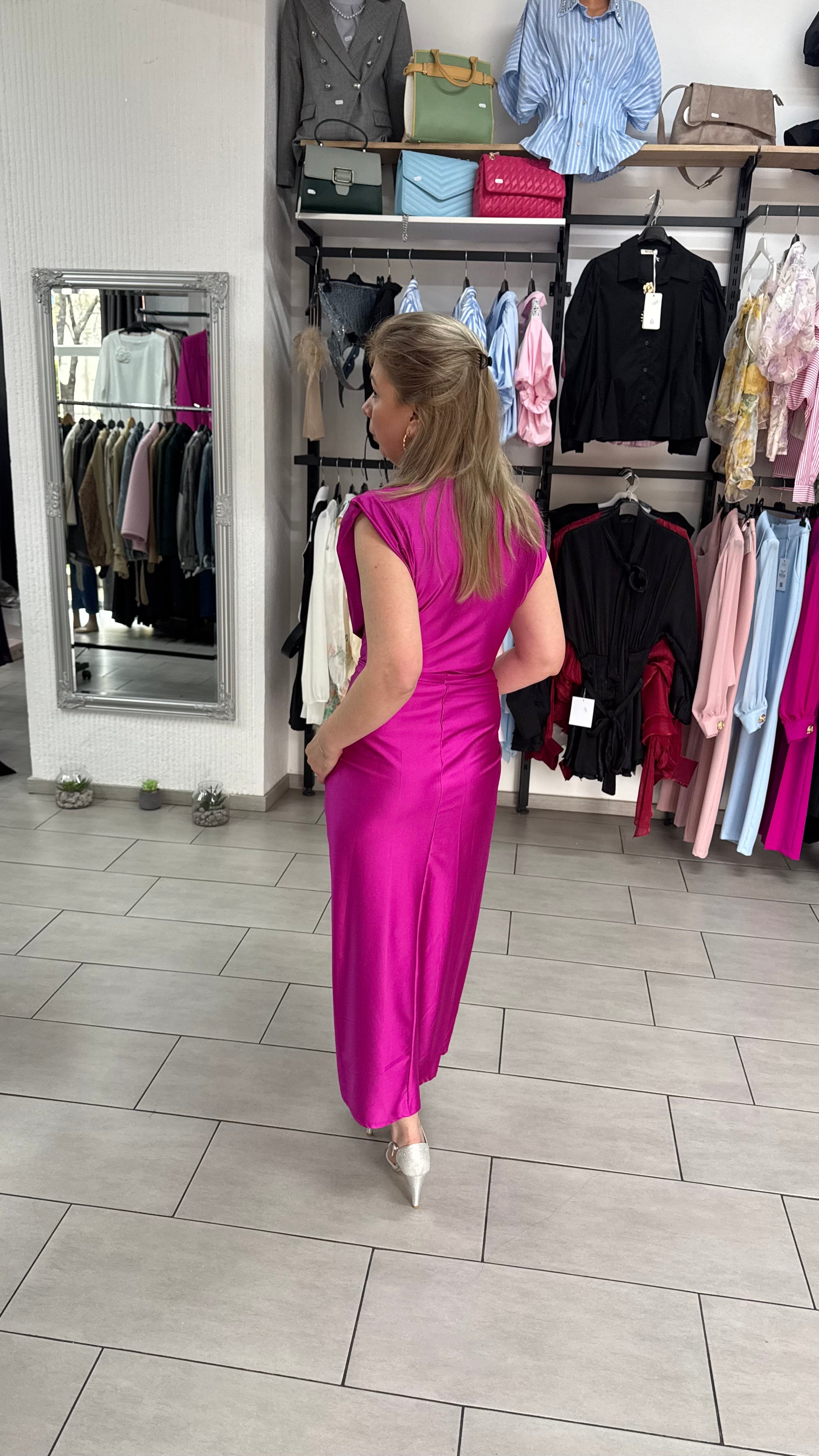 Rochie Midi Fucsia din Satin cu Decolteu Adânc în V, Nod Central și Crapeu Frontal