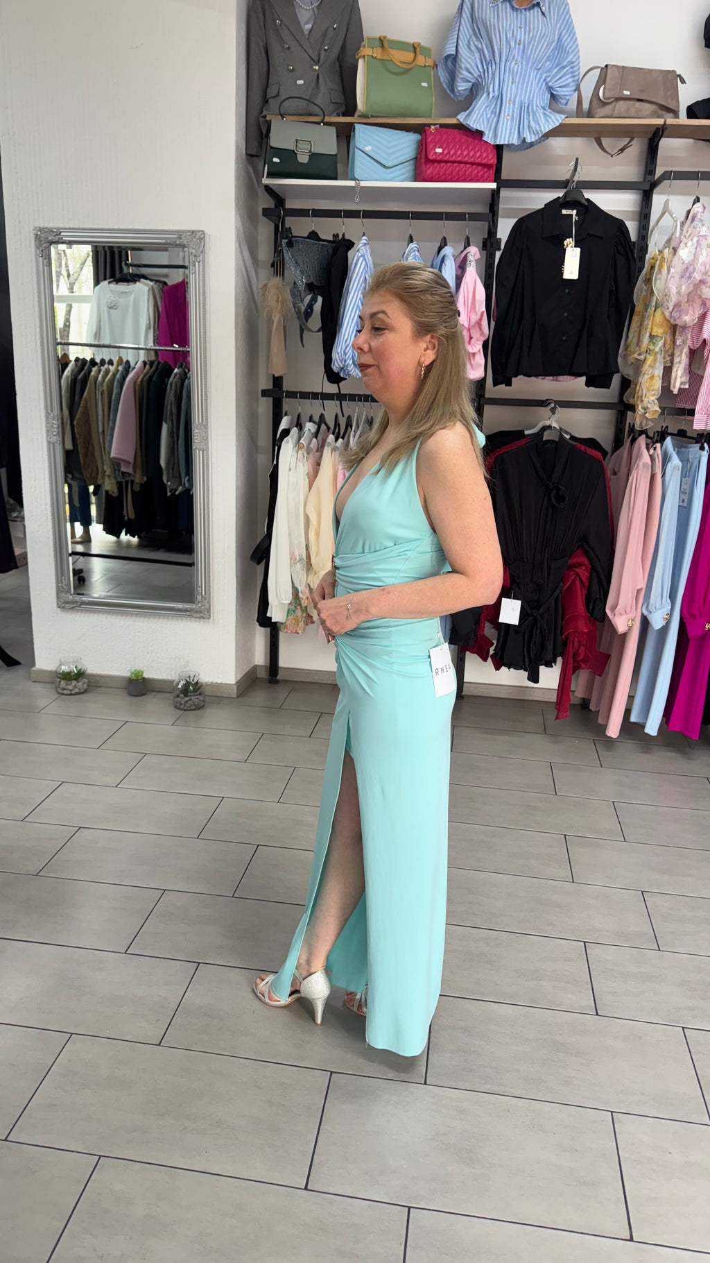 Rochie Maxi Turcoaz cu Decolteu Adânc în V, Nod Răsucit și Broșă Aurie
