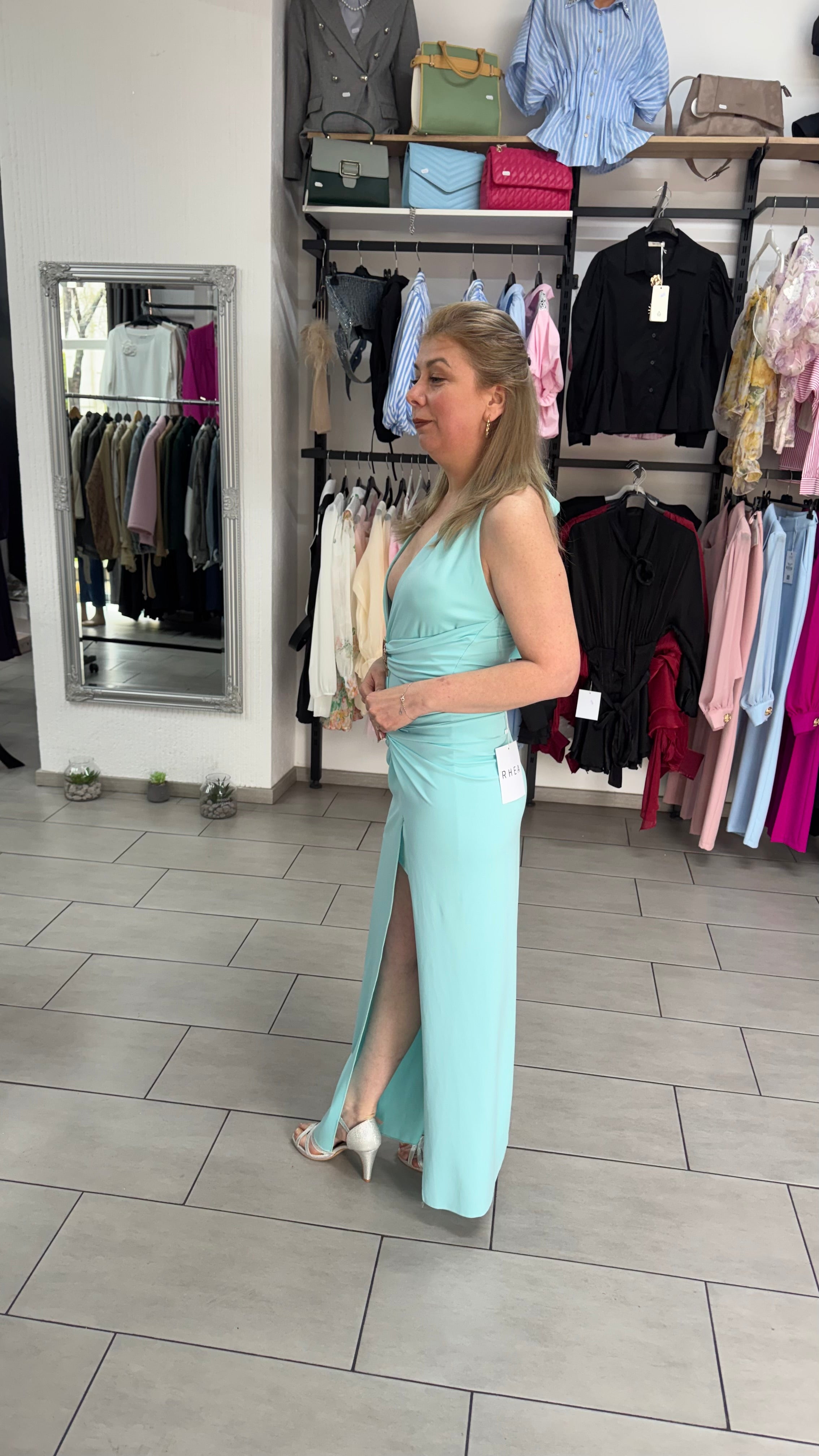 Rochie Maxi Turcoaz cu Decolteu Adânc în V, Nod Răsucit și Broșă Aurie