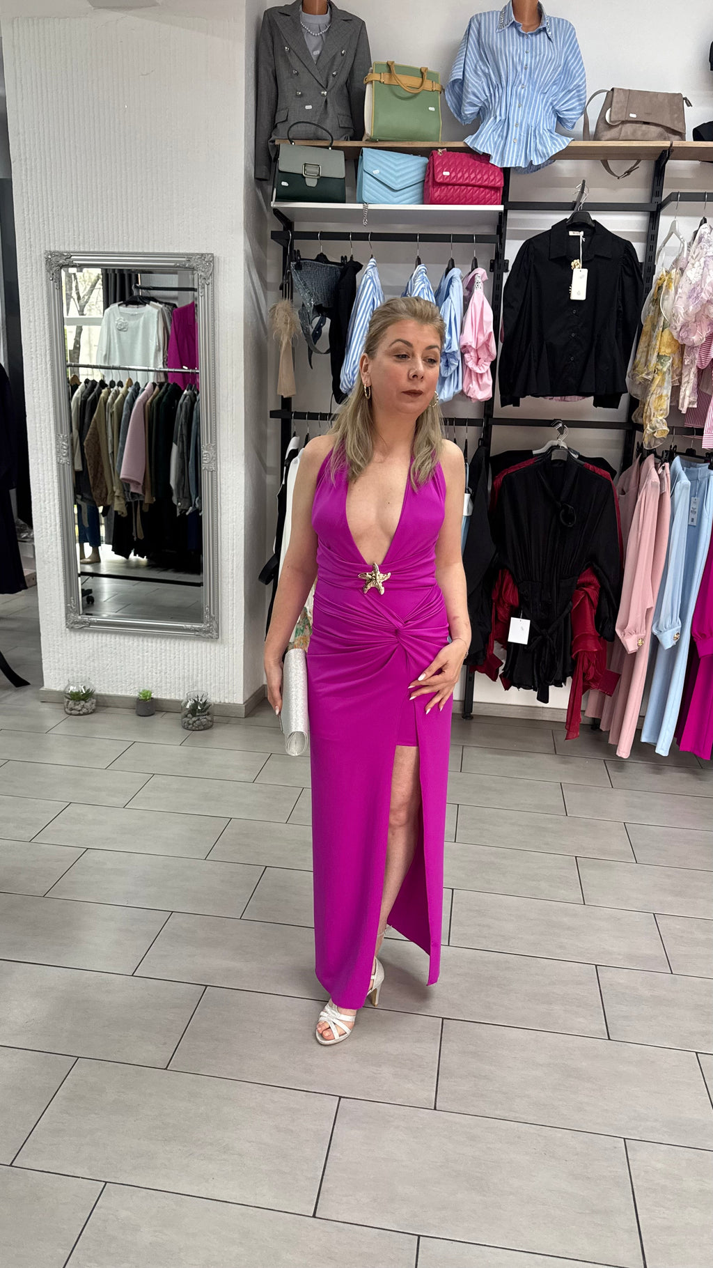 Rochie Maxi Fucsia cu Decolteu Adânc în V, Nod Răsucit și Broșă Aurie