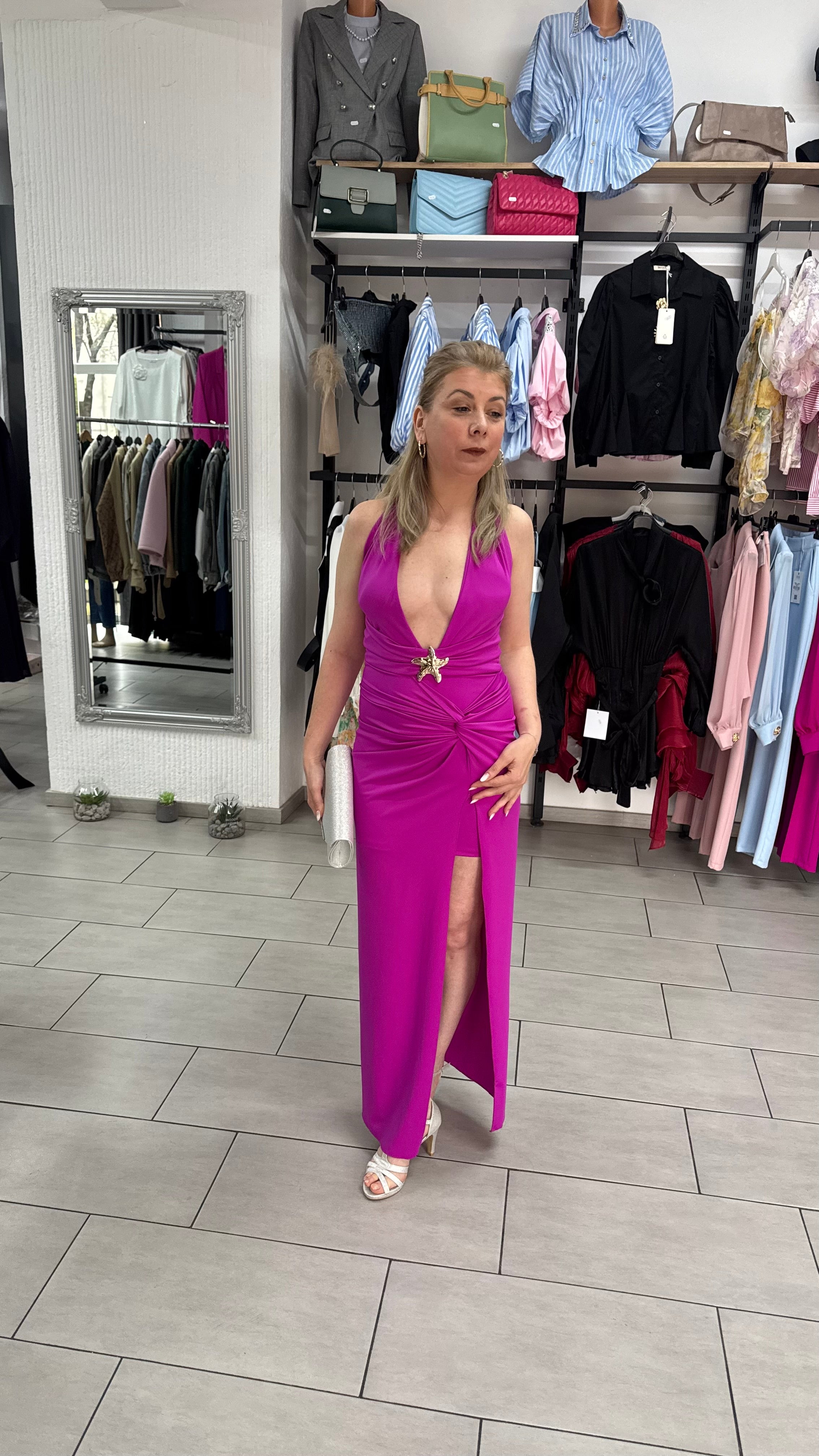 Rochie Maxi Fucsia cu Decolteu Adânc în V, Nod Răsucit și Broșă Aurie