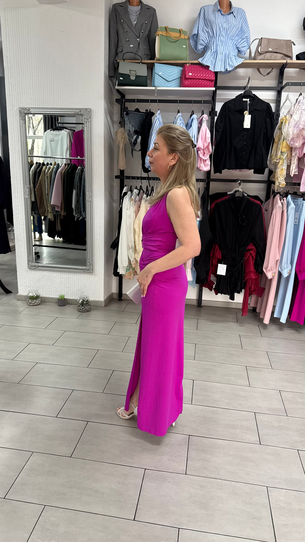 Rochie Maxi Fucsia cu Decolteu Adânc în V, Nod Răsucit și Broșă Aurie