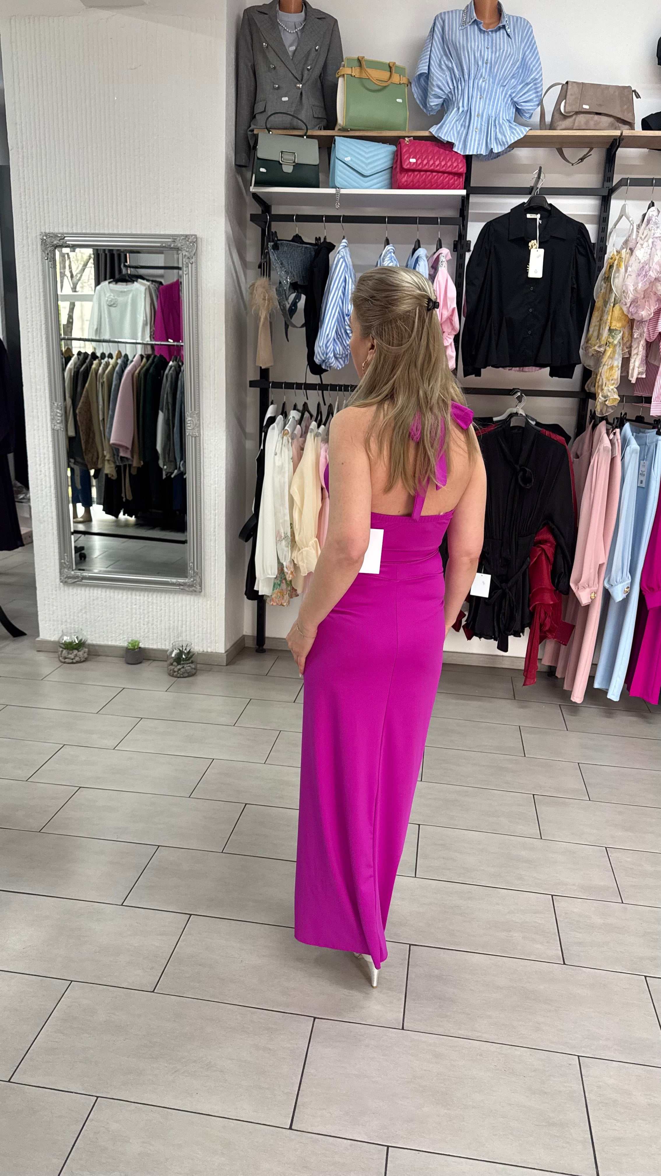 Rochie Maxi Fucsia cu Decolteu Adânc în V, Nod Răsucit și Broșă Aurie