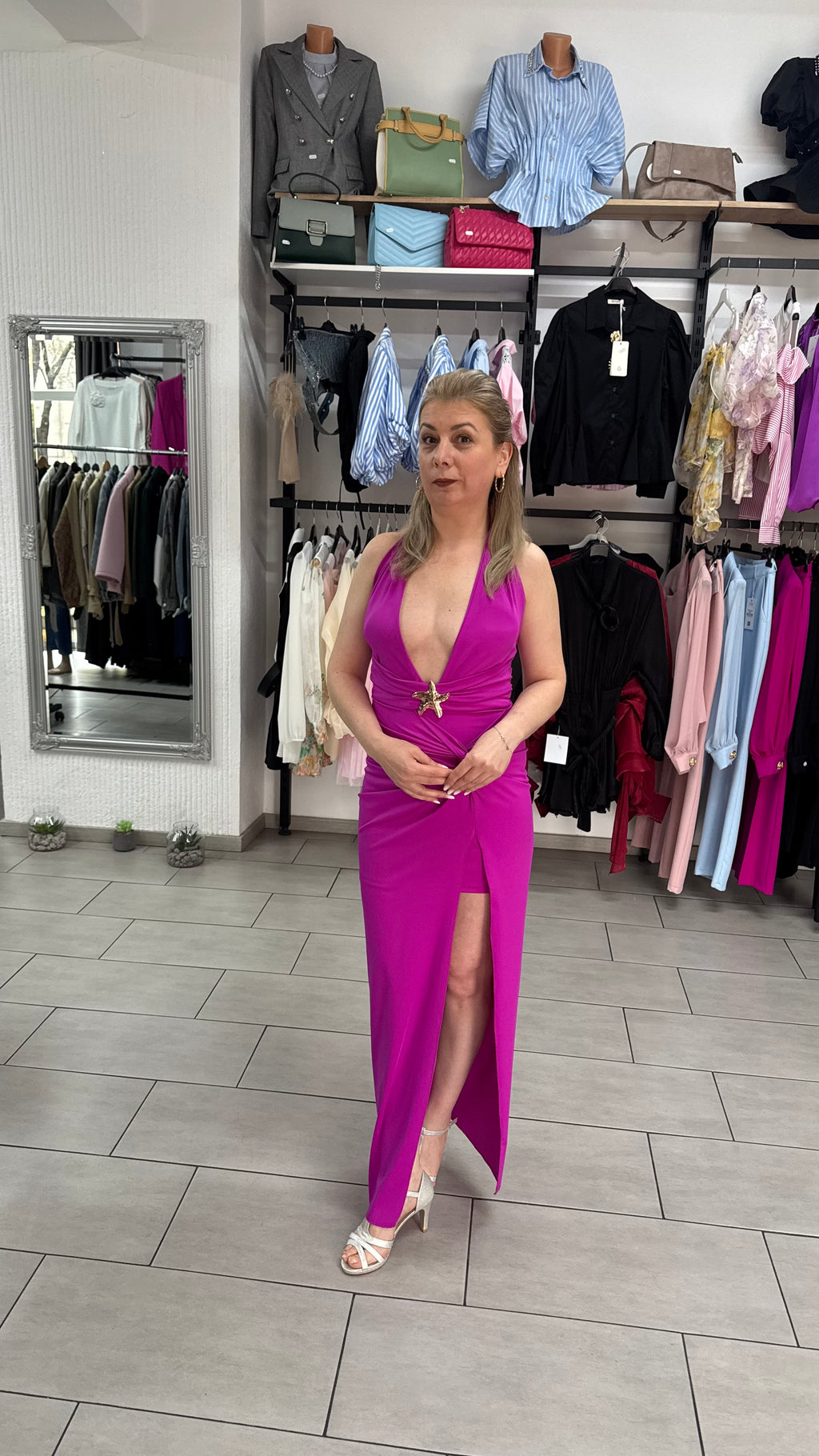 Rochie Maxi Fucsia cu Decolteu Adânc în V, Nod Răsucit și Broșă Aurie