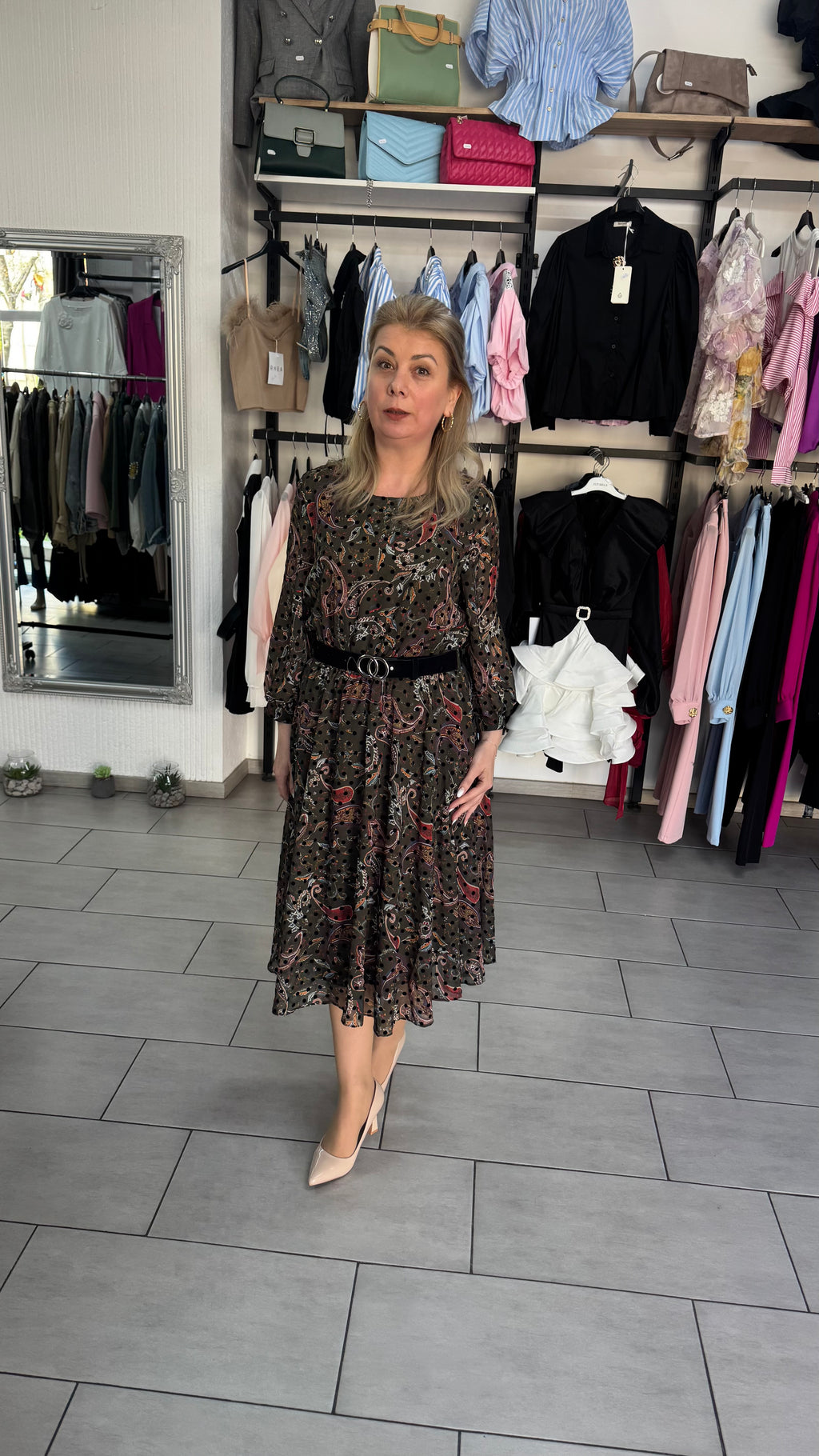 Rochie Midi cu Print Paisley și Buline pe Fond Negru, Cordon și Mâneci cu Volănașe